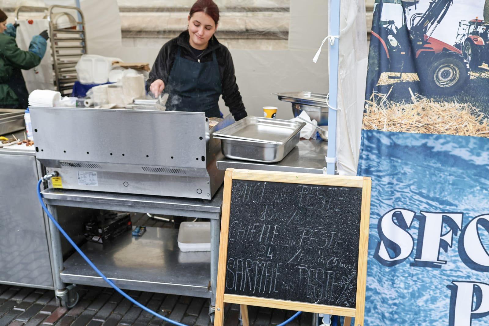 Borș pescăresc și mici din pește sub privirile bucureștenilor. Cât a ajuns să coste un kilogram de cozonac la târgul pescăresc de Florii