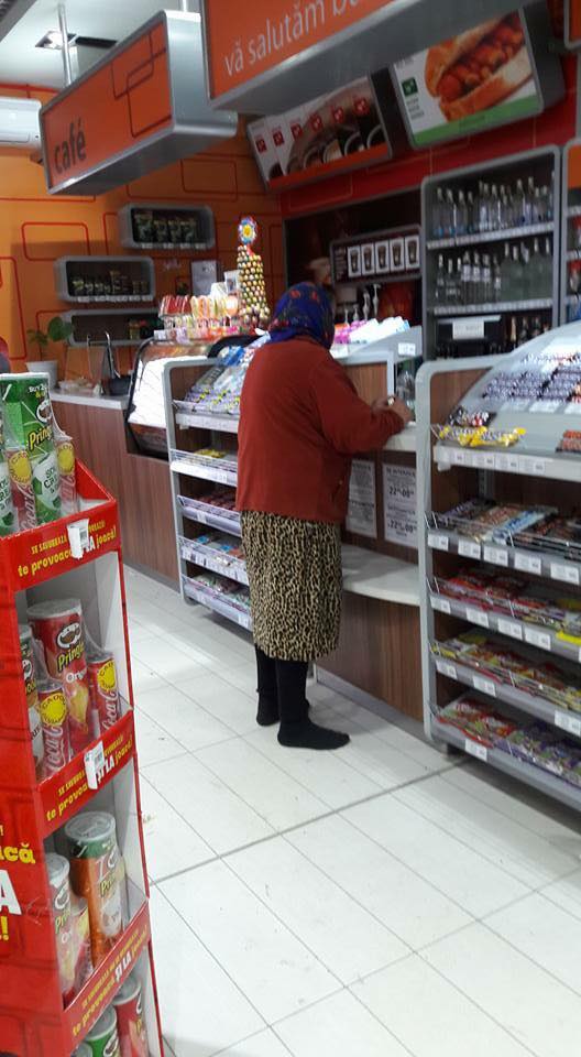 O bătrână s-a descălțat la intrarea într-un magazin de teamă să nu facă mizerie. Lecția de bun simț care ne pune pe toți pe gânduri | FOTO