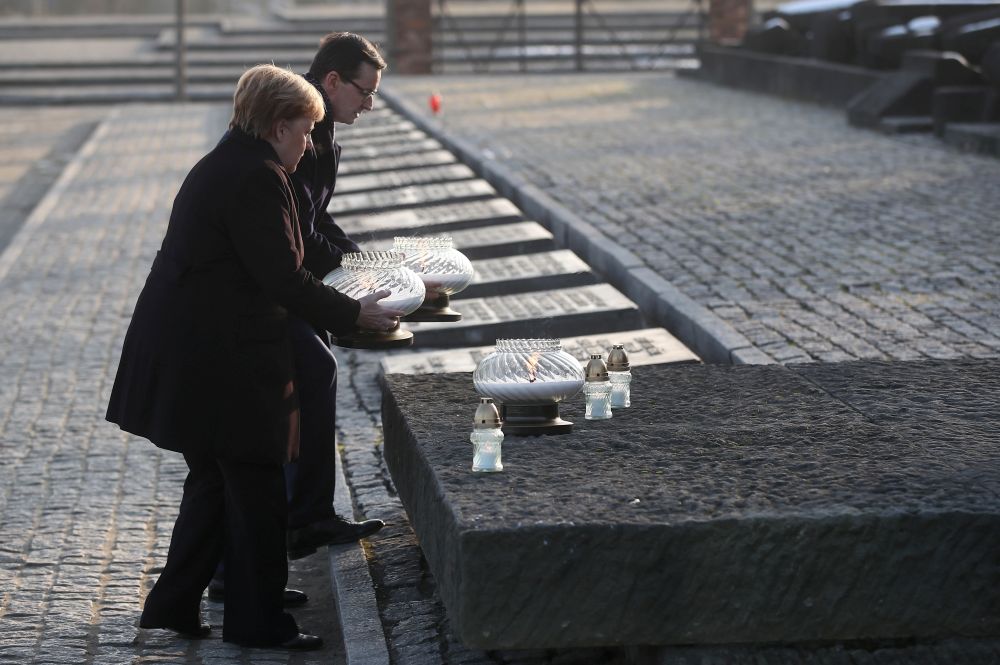 VIDEO | Angela Merkel a vizitat prima oară lagărul de la Auschwitz. Cancelarul german și-a exprimat „rușinea profundă”