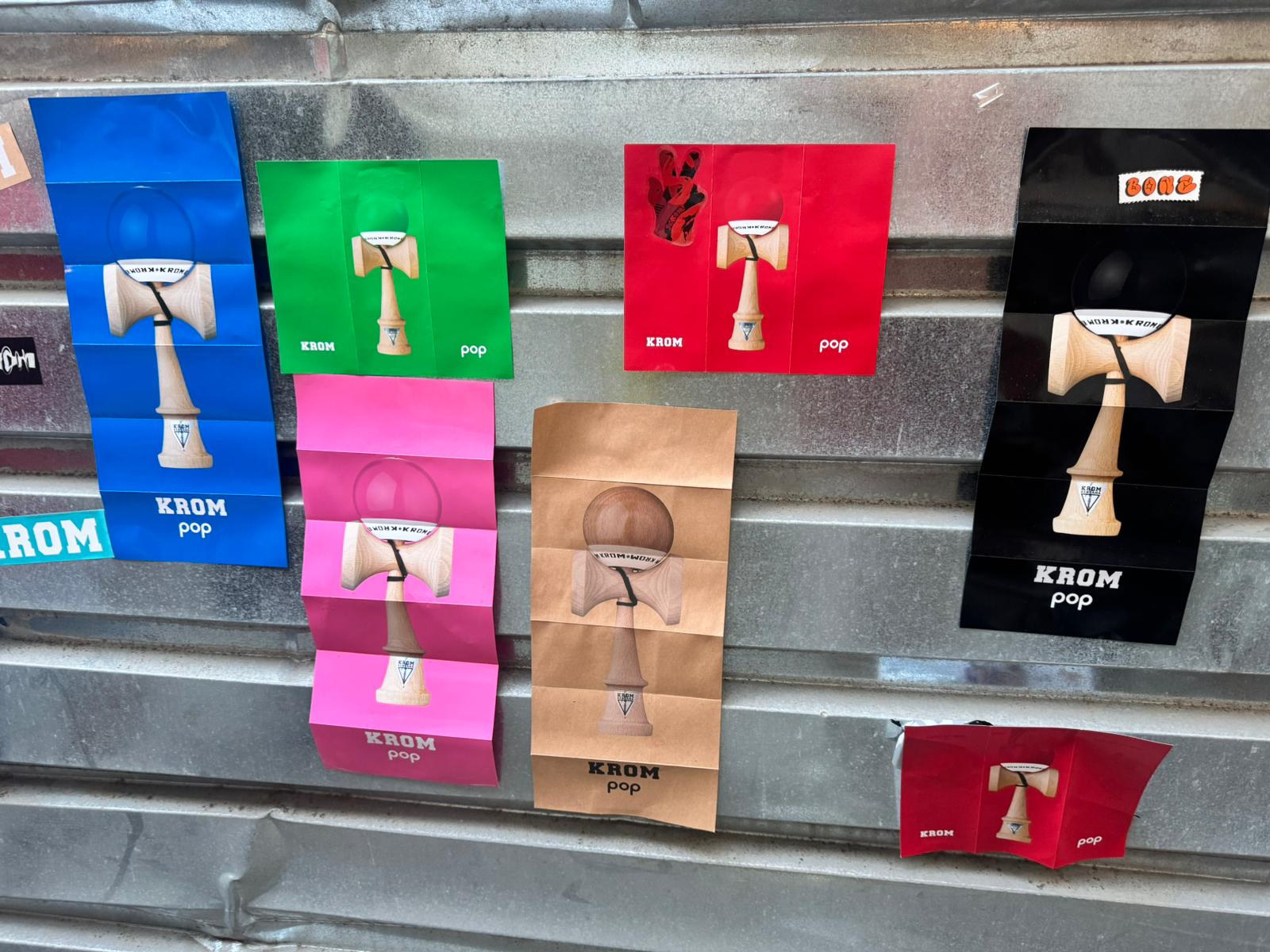 Cozi la magazinele din București în care se vinde Kendama. Modelele Sweets și Krom Pop, cele mai căutate. Influencerul Bisoi le promovează
