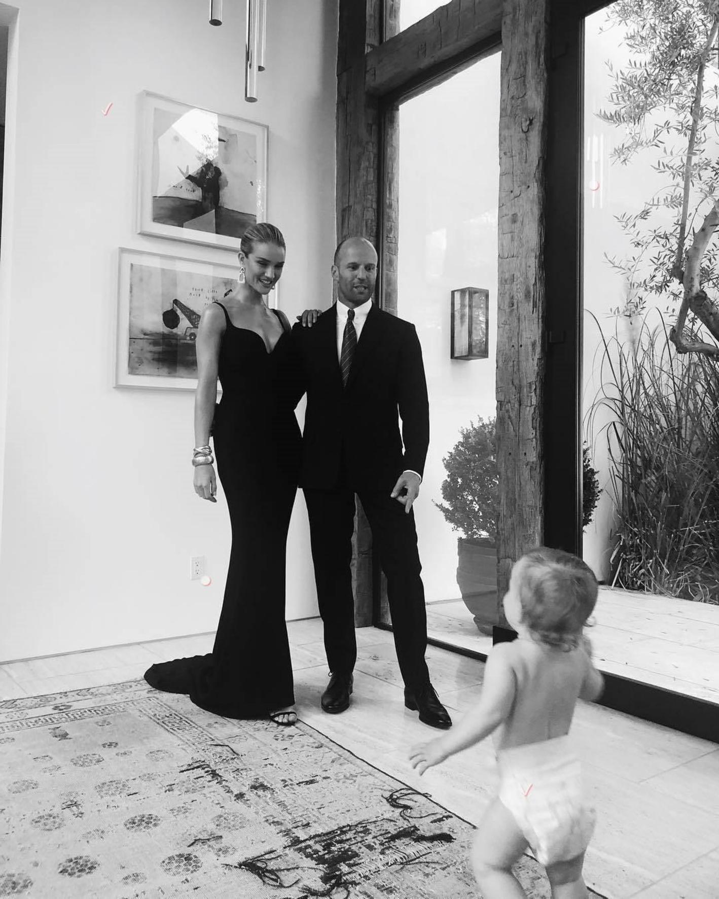FOTO | Rosie Huntington-Witheley se căsătorește cu actorul Jason Statham. Face nunta chiar de Revelion