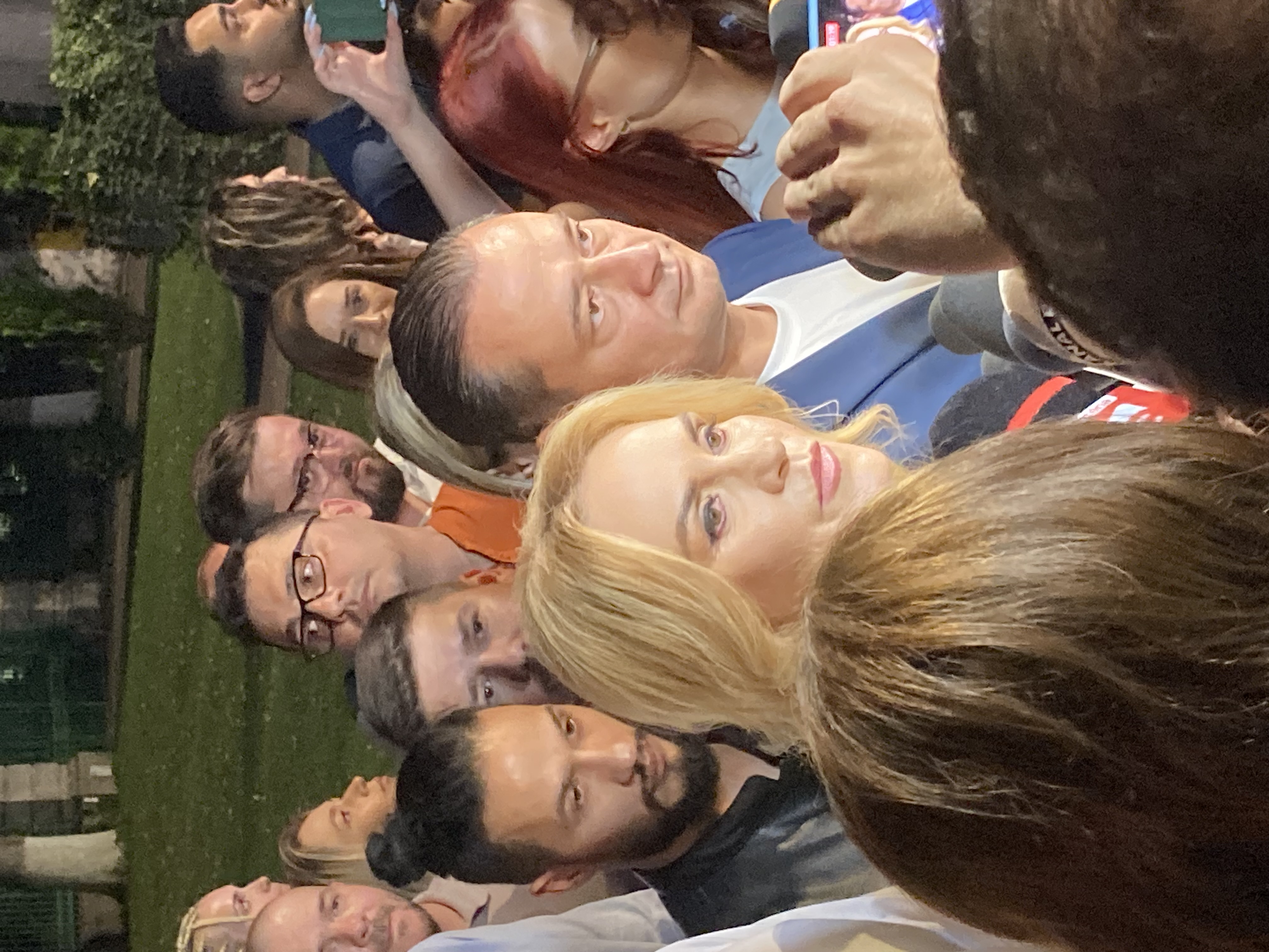 REPORTAJ | Scenă simbolică la PSD. Ciolacu și Grindeanu au dispărut în momentul în care Gabriela Firea a intrat în curtea sediului central. „Am câștigat alegerile!”