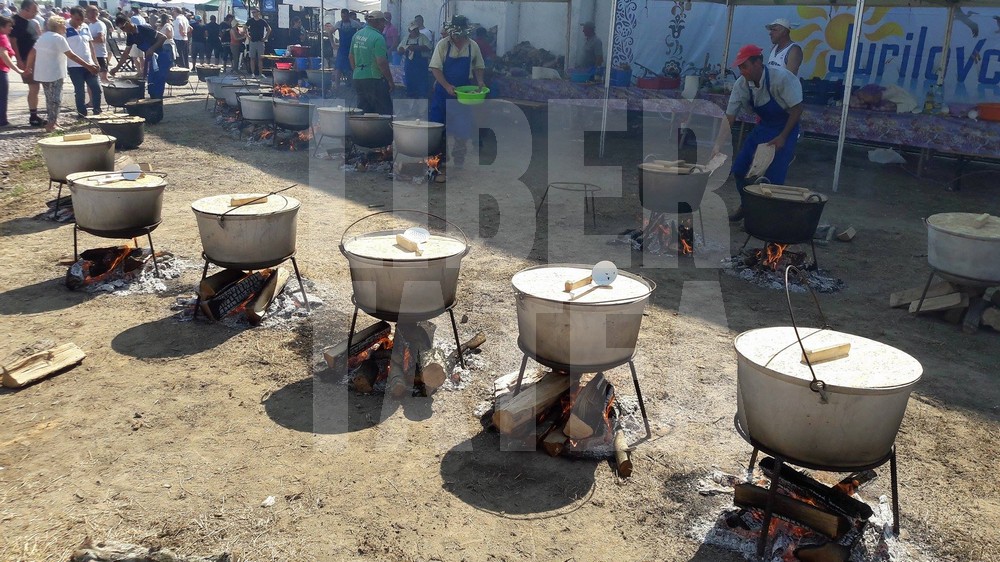 Sărbătoarea borșului de pește, la Jurilovca. Se gătesc 15 tone de ciorbă din 5 tone de pește / GALERIE FOTO