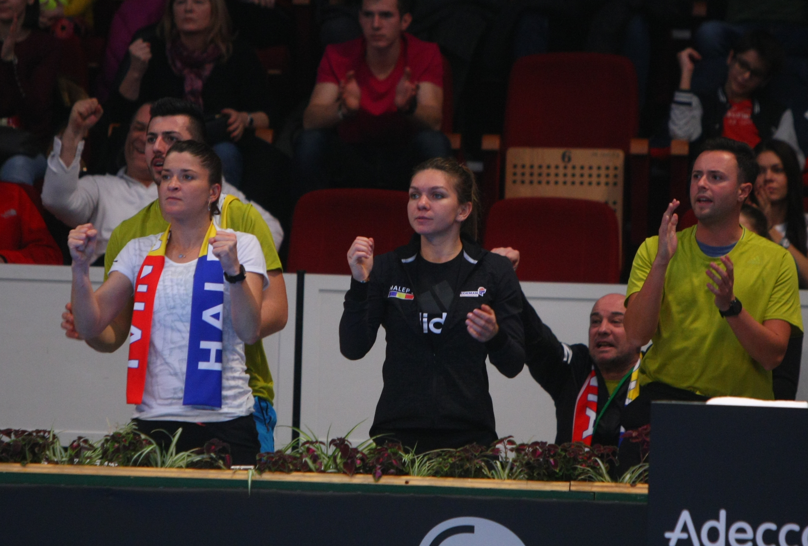 Simona Halep conduce din lojă galeria României, la meciul de Fed Cup cu Belgia. Ion Țiriac, stingher în tribună / GALERIE FOTO