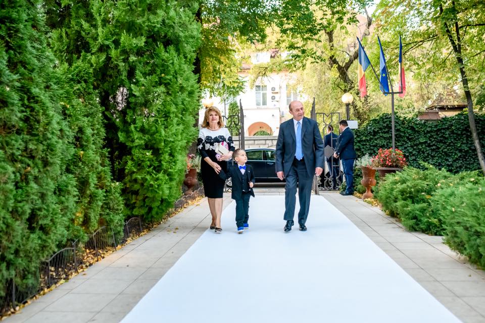 Tot ce nu s-a văzut la botezul nepoatei lui Traian Băsescu. Imagini în premieră de la creștinarea Anastasiei | FOTO
