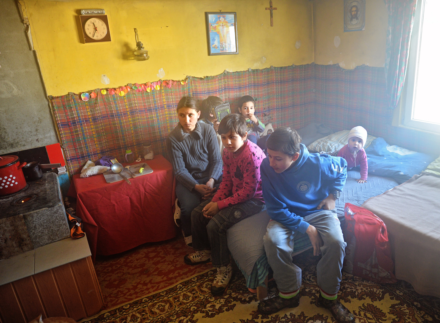 8 oameni și două pisici care locuiesc în 50 mp și-au petrecut sărbătorile în întuneric. Familia pentru care firele de curent electric sunt la doi pași, dar totuși prea departe