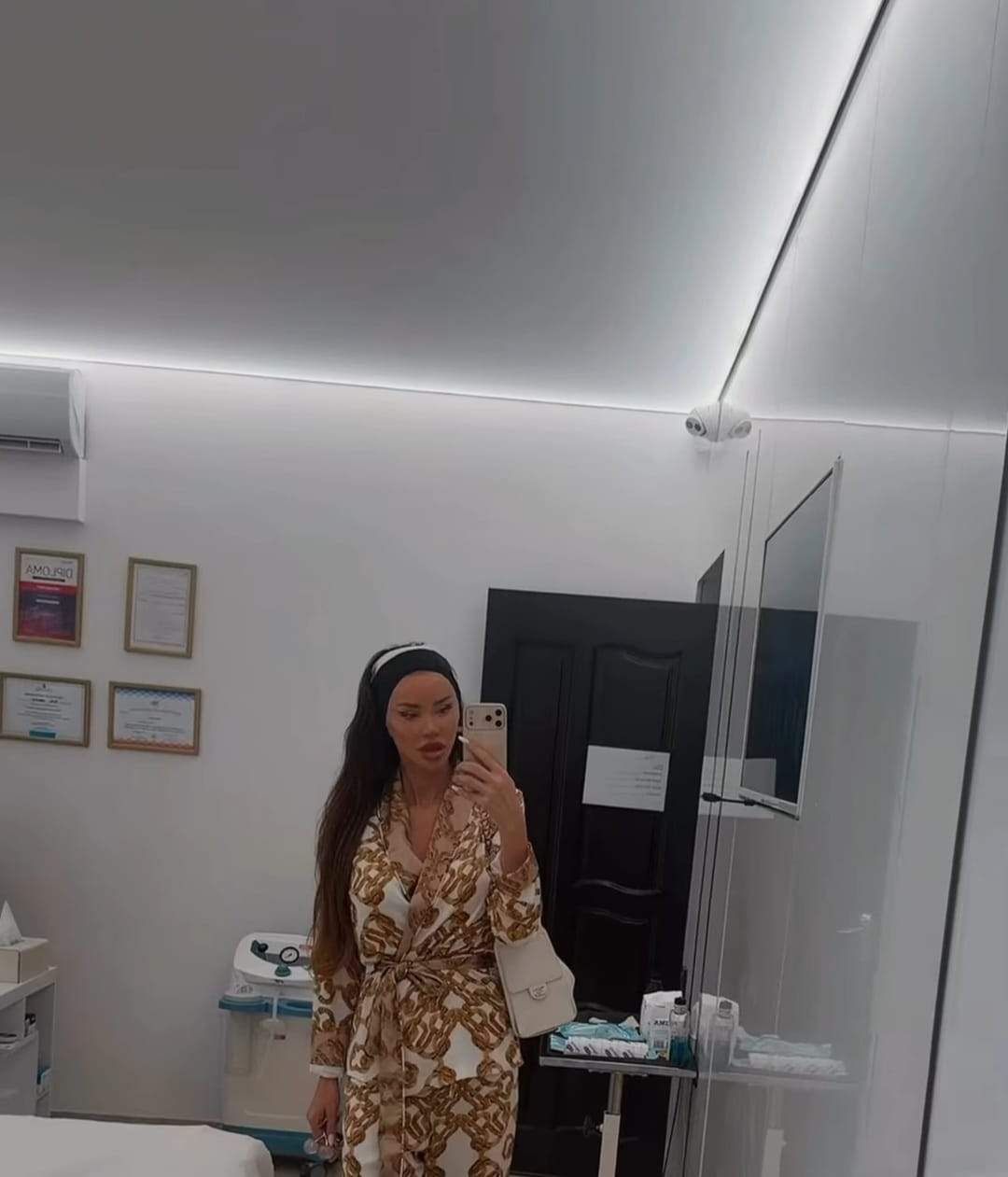 Imagini cu Bianca Drăgușanu după o nouă intervenție estetică. Are capul bandajat: „Am făcut-o și pe asta!”