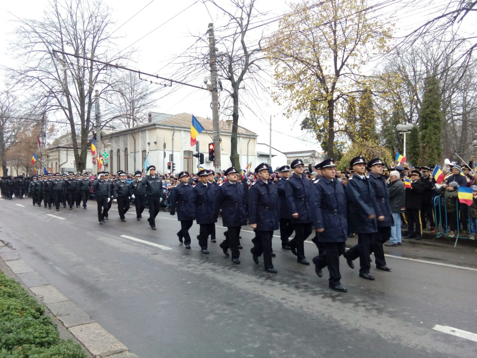 Buzoienii, dezamăgiți că militarii nu au mai defilat cu tehnica din dotare| FOTO/VIDEO