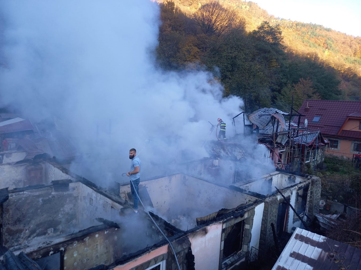 Trei case au ars într-un incendiu în comuna Siriu. Patru oameni au suferit atacuri de panică