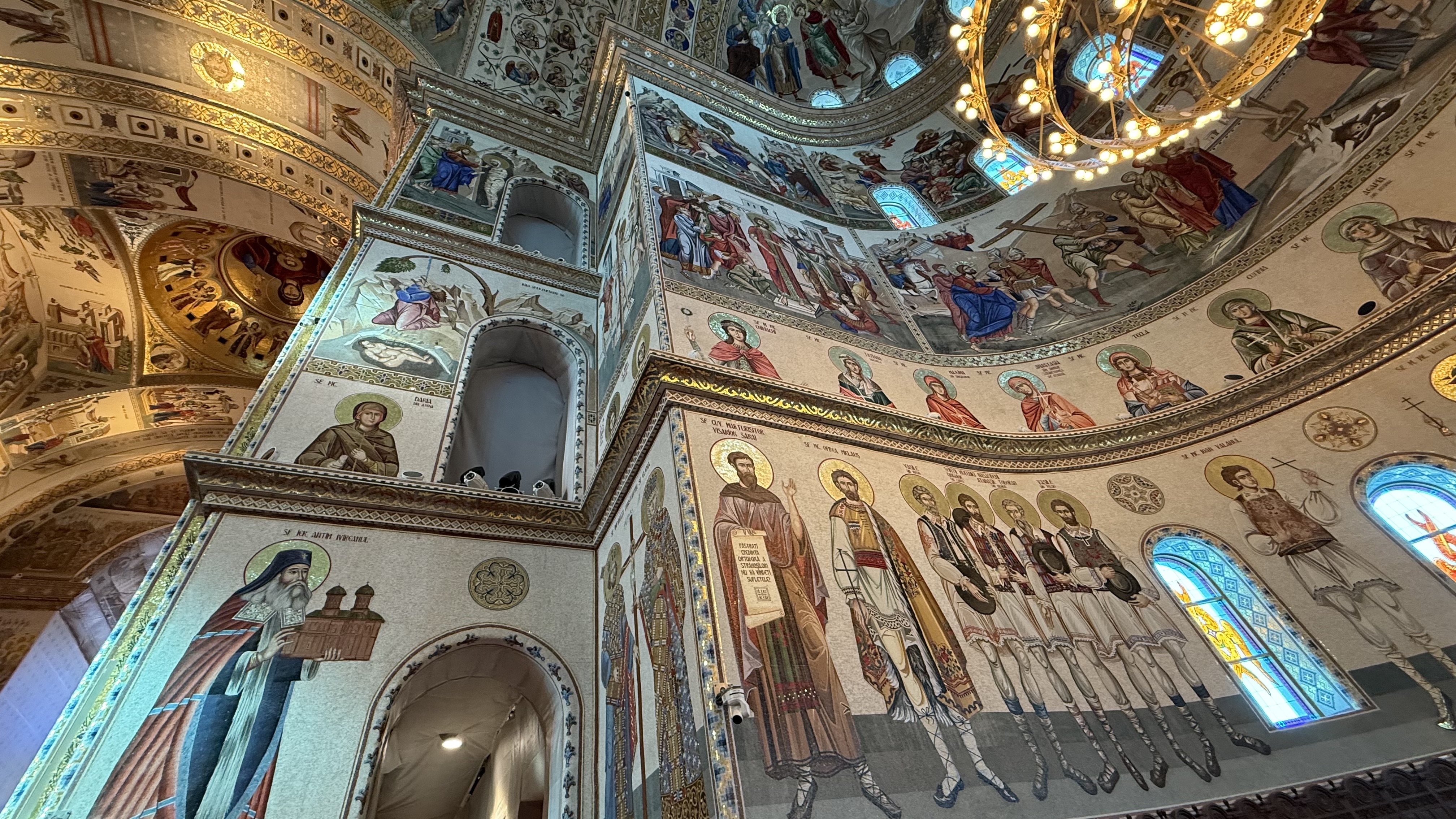 A doua zi de Crăciun la Catedrala Națională. Mii de credincioși au venit din țară și din străinătate să viziteze cea mai mare biserică ortodoxă din lume