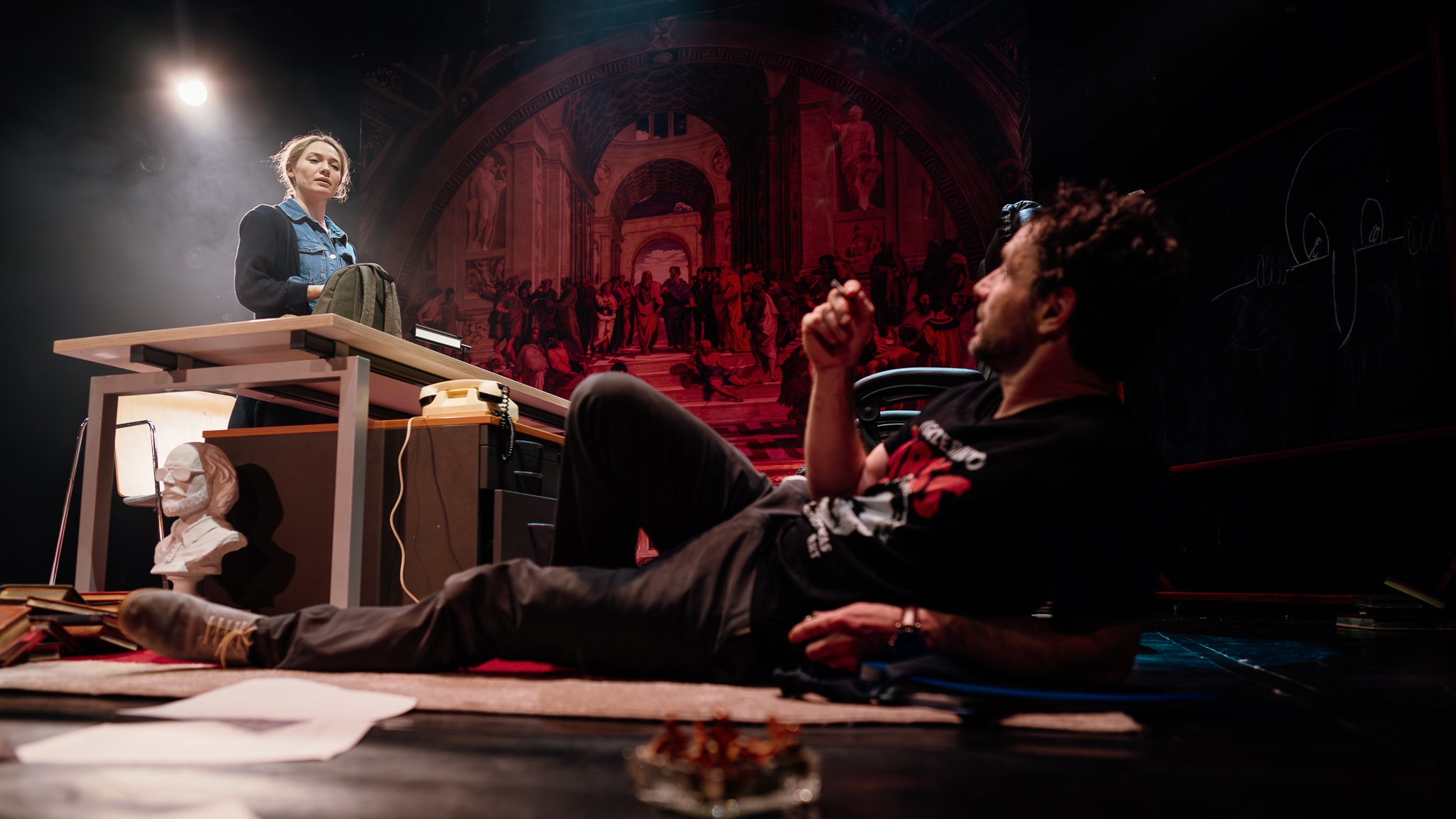 INTERVIU | Abuzul de putere dintre un profesor și o studentă, explorat într-un spectacol de teatru: „Pune sub lupă responsabilitatea actului educațional”