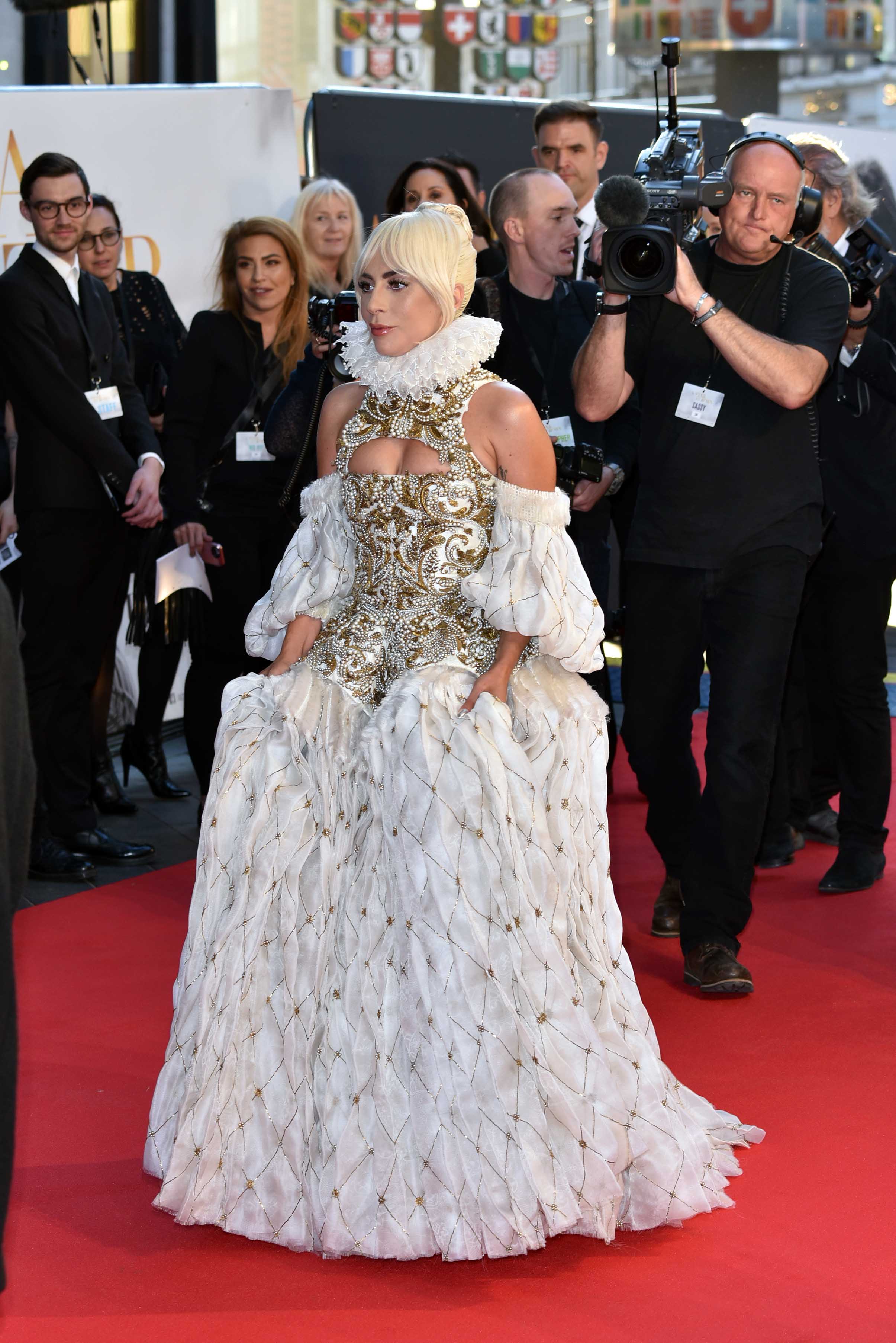 FOTO | Lady Gaga, apariție extravagantă la premiera filmului "A star is born" în UK