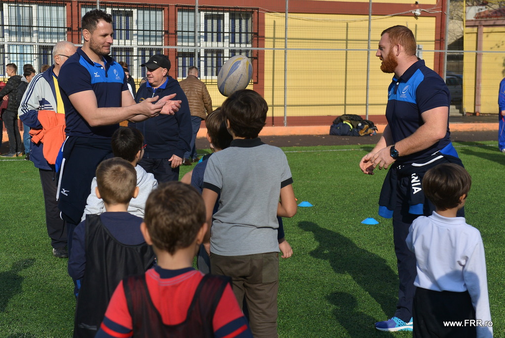 Rugby. ”Stejarii” au predat o oră inedită de sport la o școală din București / FOTO