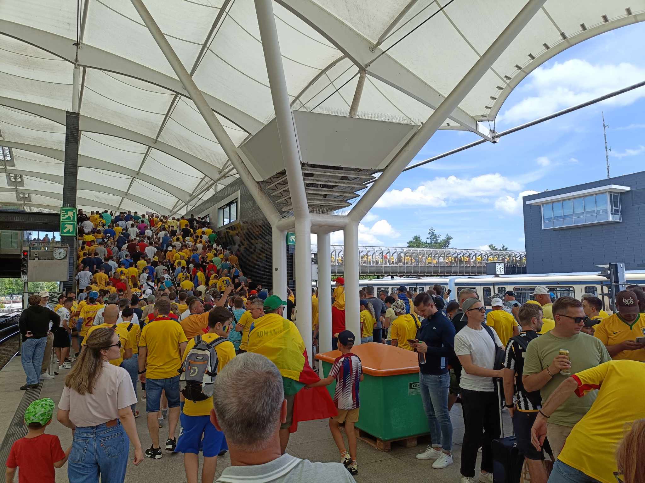 Suporterii români au ajuns la stadion: „Nebunie, frate!” | FOTO