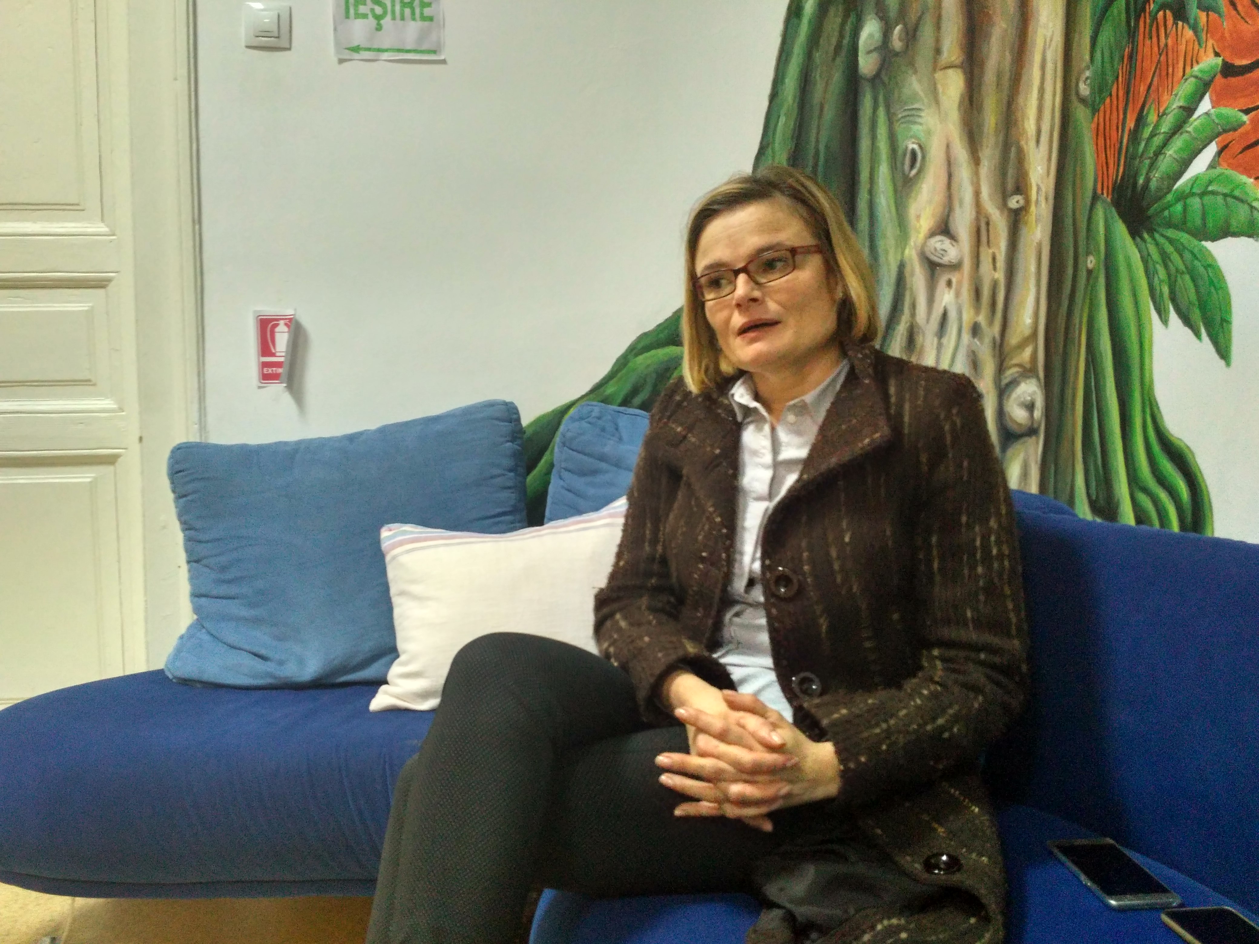 VIDEO/Valentina, ”mama” copiilor chinuiți : povestea băiețelului crescut în coteț și a adolescentei care se juca cu păpușile