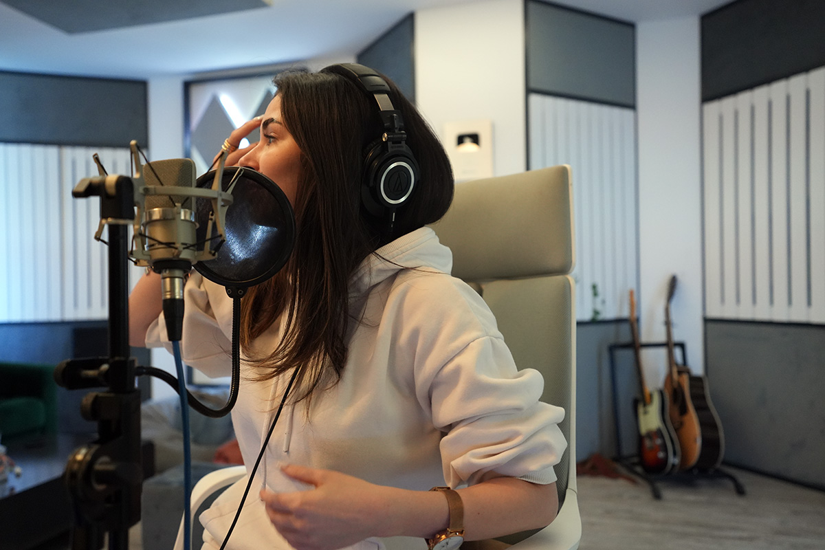 Ada Petcu, artista care a pariat totul pe muzică: „Mă interesează să spun adevărul meu, nu să bifez formule de hit”
