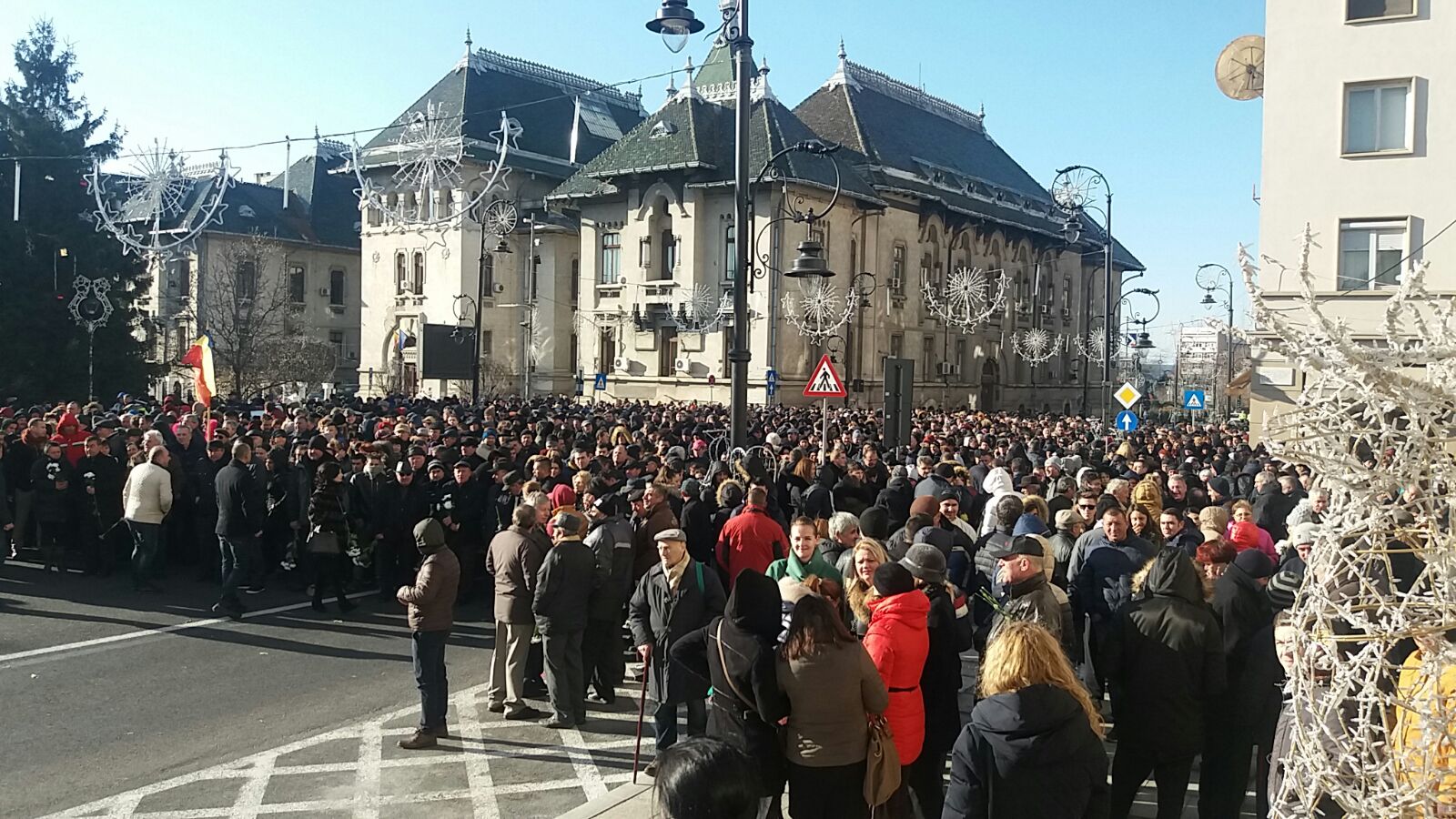 VIDEO & FOTO| Peste 8.000 de social-democrați, la un marș în memoria Regelui Mihai. Ministrul Olguța Vasilescu a purtat un accesoriu inedit
