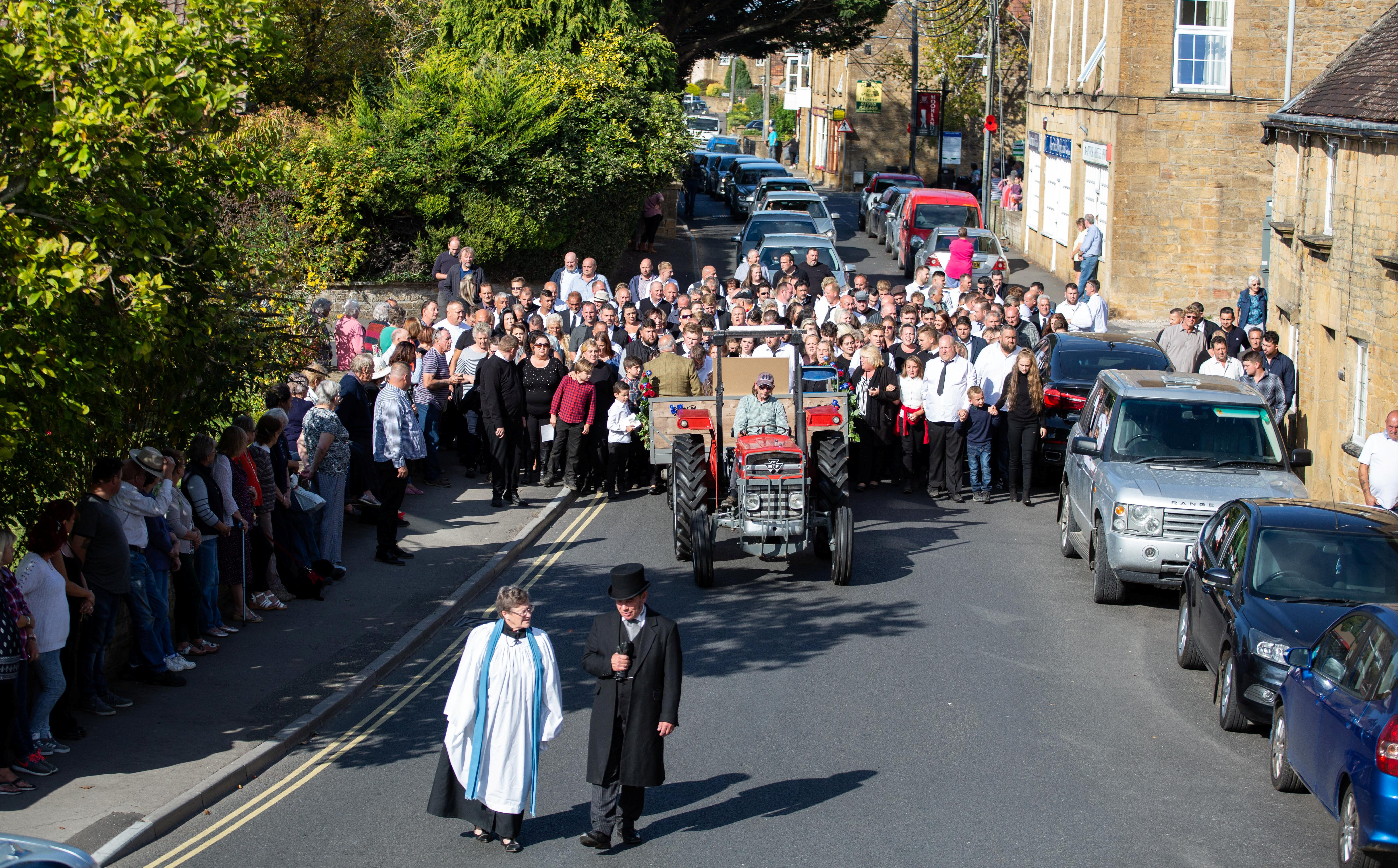 FOTO | "Regele Țiganilor" din Marea Britanie a fost condus pe ultimul drum de un tractor. Sute de oameni au asistat la funeralii