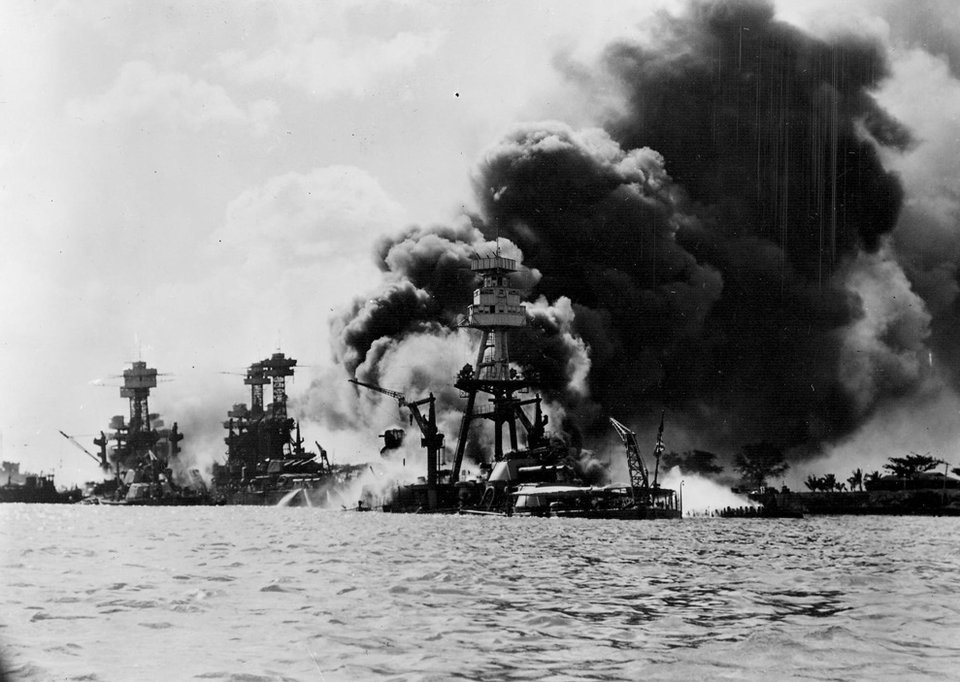 FOTO | 77 de ani de la atacul japonez de la Pearl Harbor. Fotografii incredibile din timpul masacrului