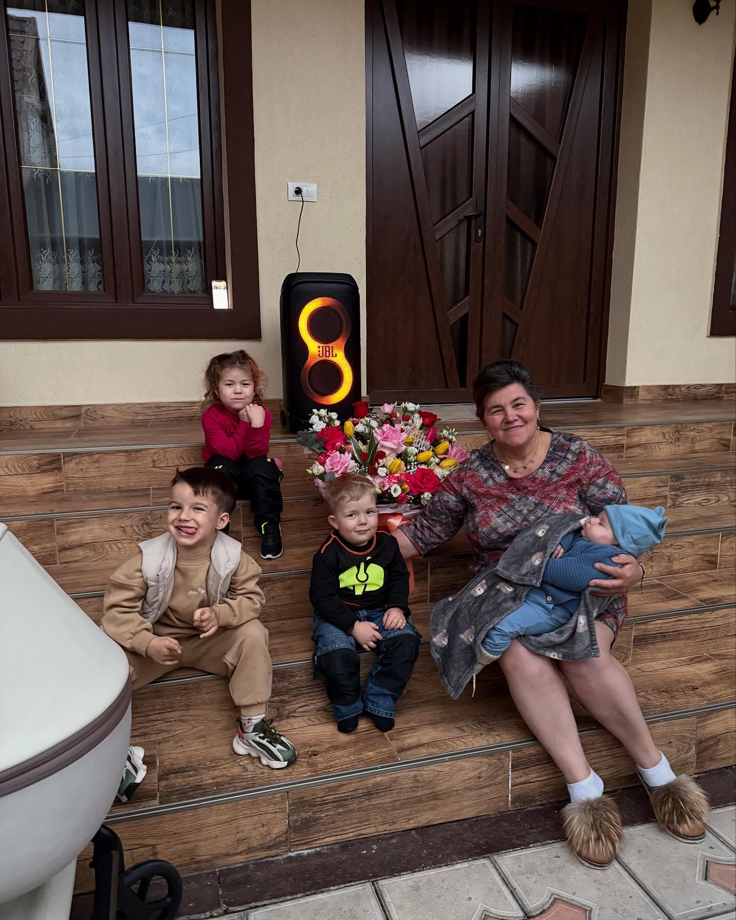 Cum a fost surprinsă mama Geta de ziua ei. A împlinit 56 de ani și iată pe cine a avut alături: „Te iubim și te prețuim! Ești eroina noastră”