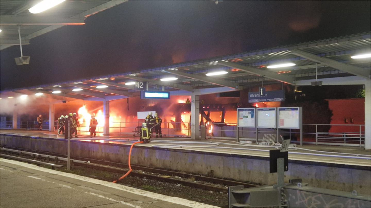 Un tren a luat foc pe peron, în gara din Berlin. Doar mecanicul și controlorul erau în garnitura care a ars complet