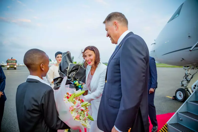 LIBERTATEA A AJUNS ÎN CAPUL VERDE. După aproape 200 de ani, știm cât a costat călătoria lui Darwin în jurul lumii, dar nu știm cât a costat expediția lui Iohannis în Africa