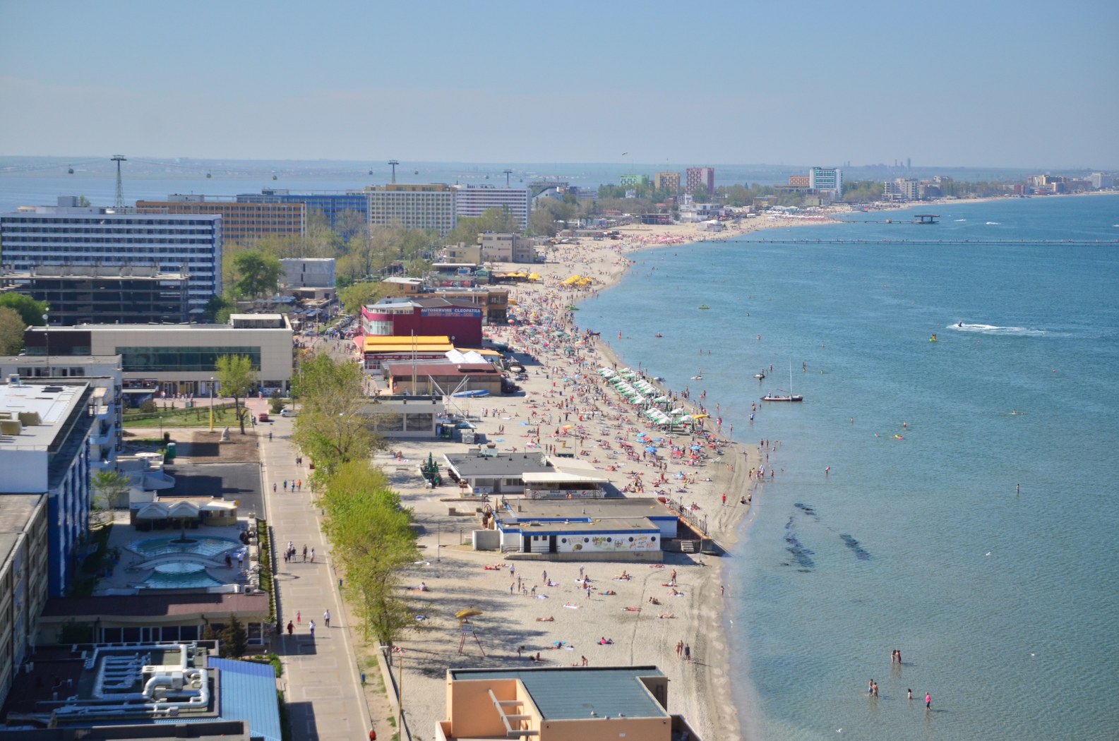 Șezlongurile ocupă plaja nouă? Poți suna la ANPC! Este spre binele României! FOTO