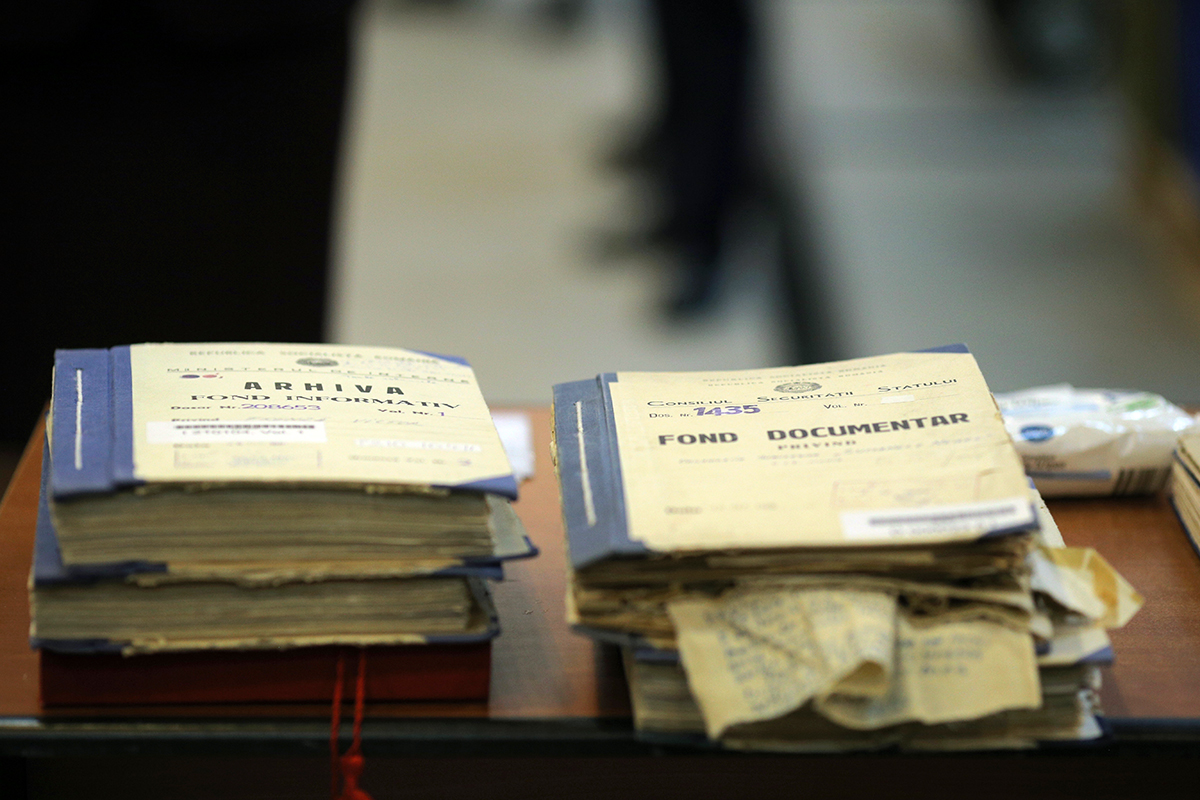 20 de ani de când arhivele Securității nu mai sunt secrete: jumătate de milion de turnători, un milion de urmăriți. ”Copii de 15-16 ani scriau și semnau note informative”