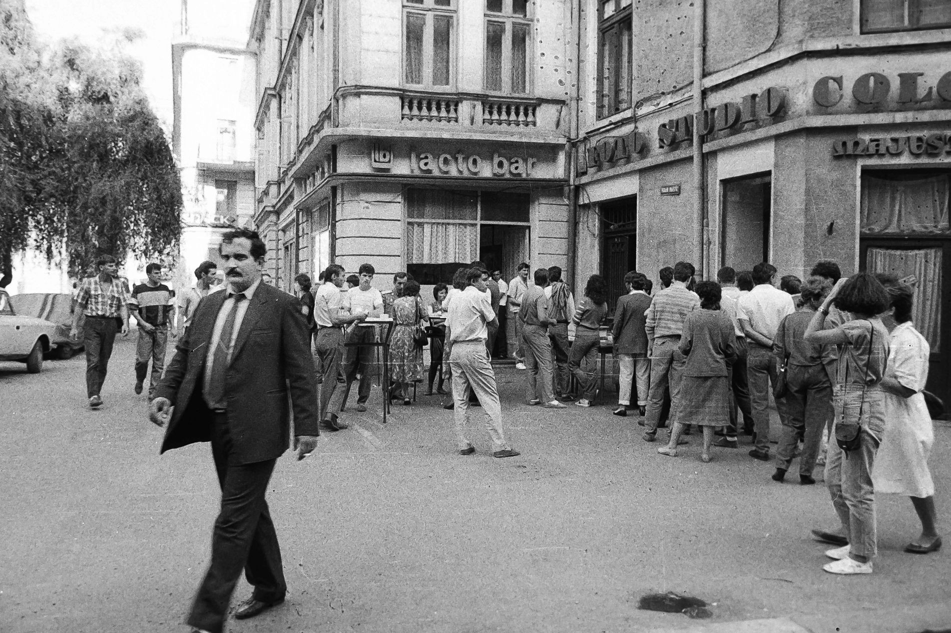 Bucureștiul liber de acum 30 de ani, fotografiat de un japonez aventurier: “Am văzut mulți oameni frumoși și liberi în acele zile”
