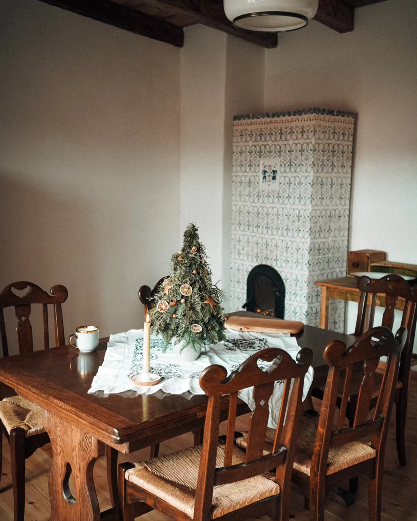 Imagini din casa de la Viscri a Danei Rogoz, decorată de Crăciun. Bradul l-a așezat pe masa din bucătărie, iar coronița a pus-o pe poartă