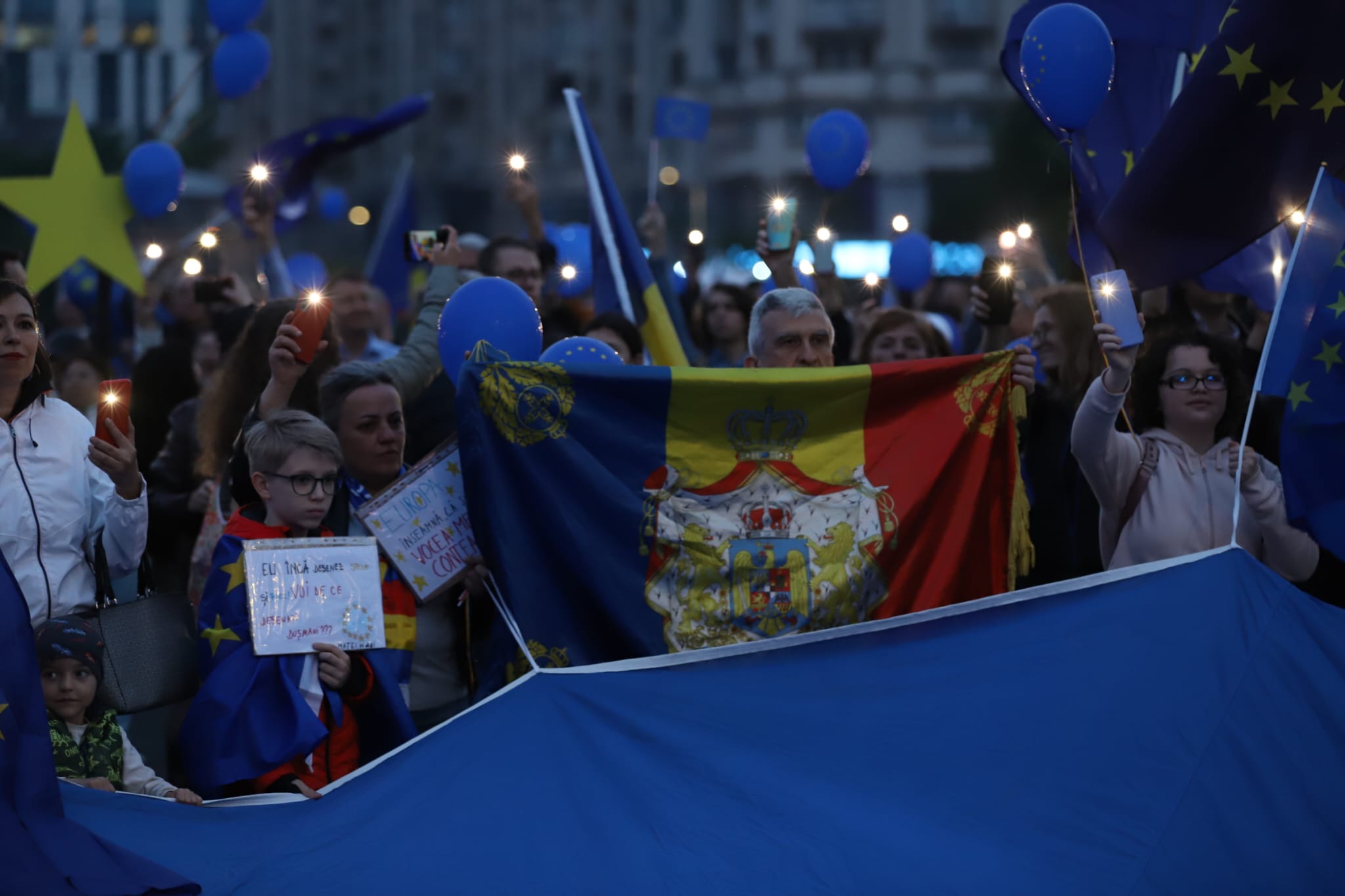 Manifestație pro-Europa cu prezență slabă. Tudor Chirilă: „Sǎ ciocnim un păhărel pentru România în Europa”