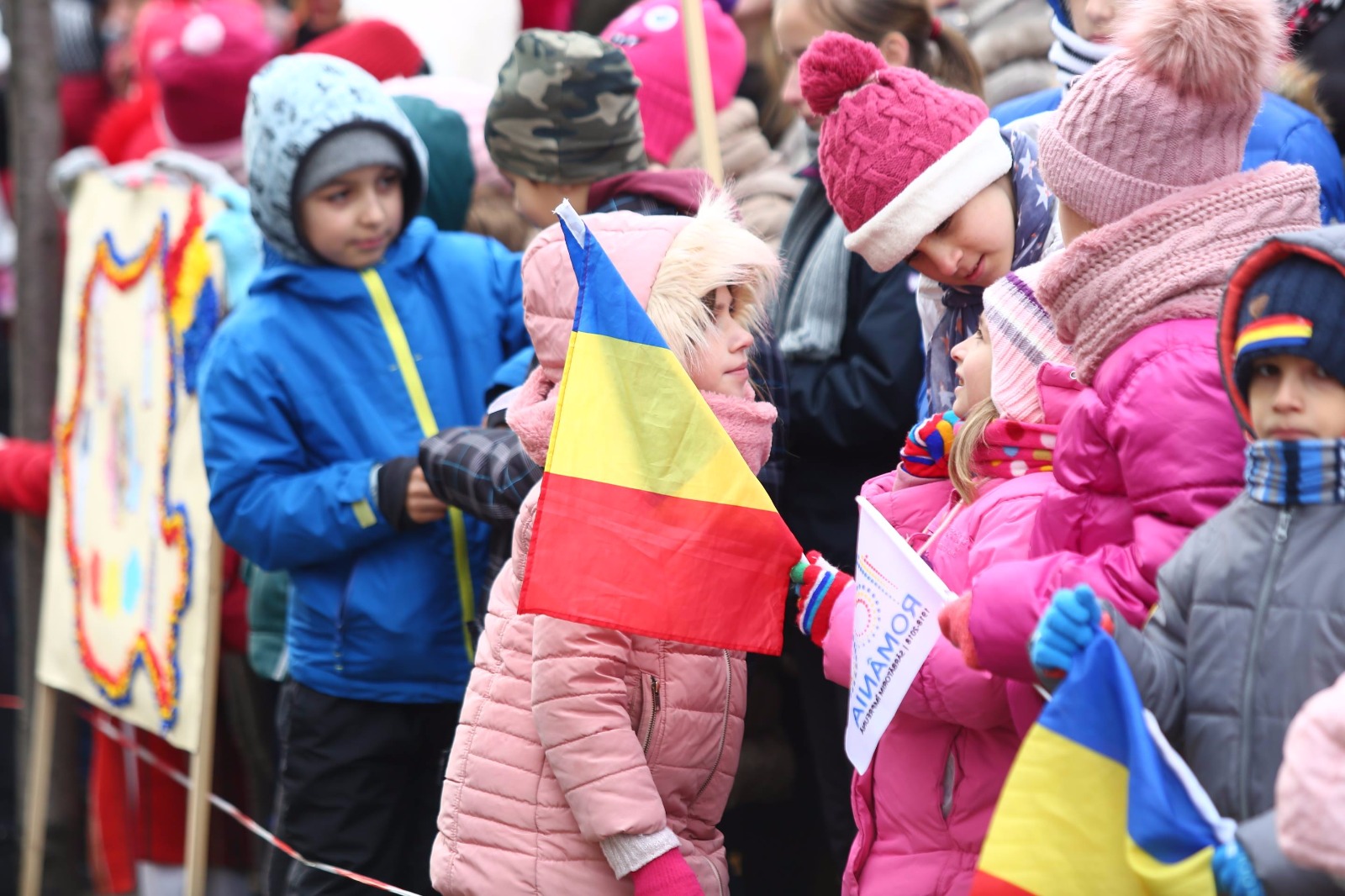 GALERIE FOTO/ Mii de timișoreni au înfruntat frigul să vadă parada militară. Și aici oamenii au huiduit discursul transmis de Viorica Dăncilă