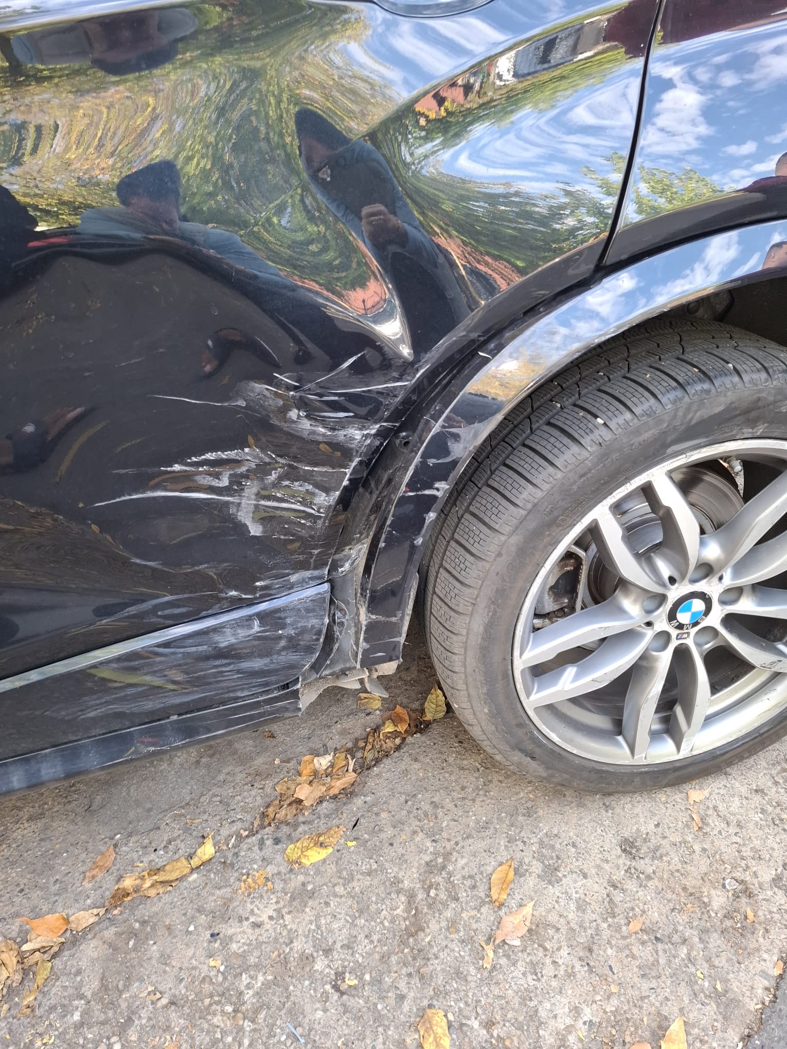 Șoferița lovită de mașina poliției în care erau doi suspecți reținuți acuză că autospeciala nu are RCA și nici nu avea semnalele acustice și luminoase pornite