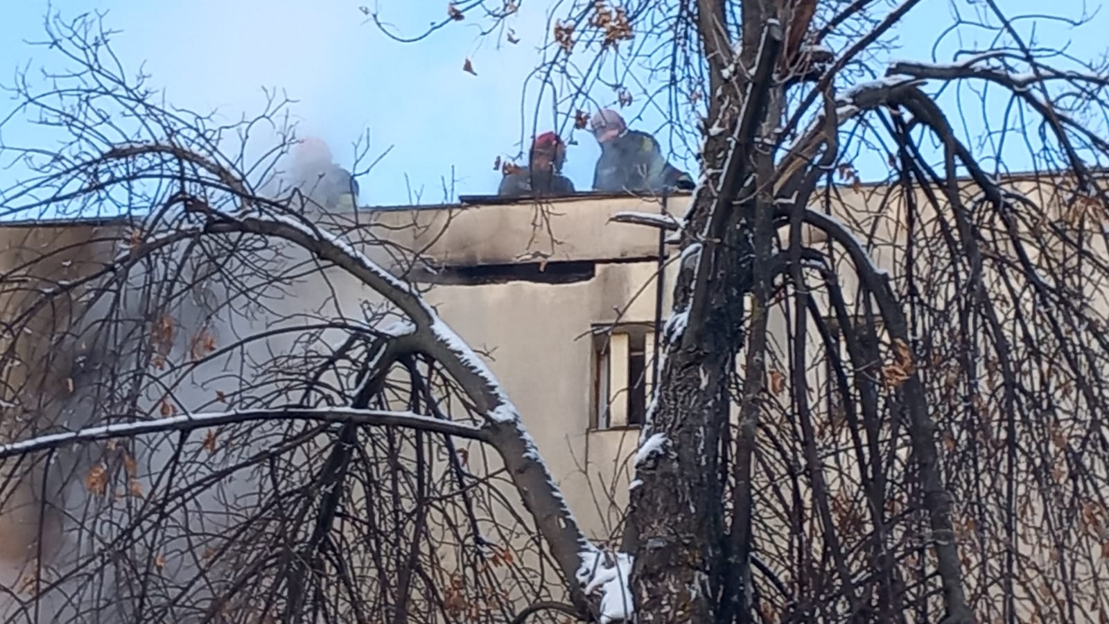 O femeie s-a aruncat de la etaj cu copilul de 5 luni în brațe, după ce apartamentul lor din Iași a luat foc