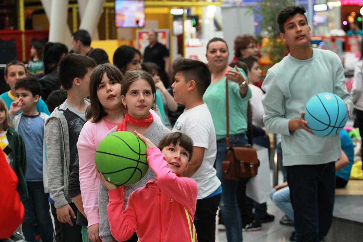Virgil Stănescu, președintele echipei de baschet Steaua, a dat lecții de baschet în mall
