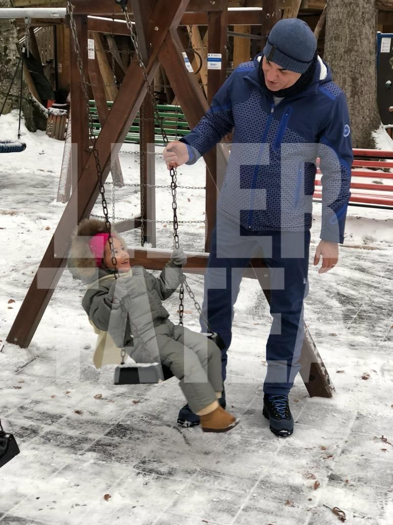 EXCLUSIV | Primele fotografii cu clanul Borcea! De sărbători, omul de afaceri și-a strâns laolaltă cei șapte copii pe care îi are cu patru femei!
