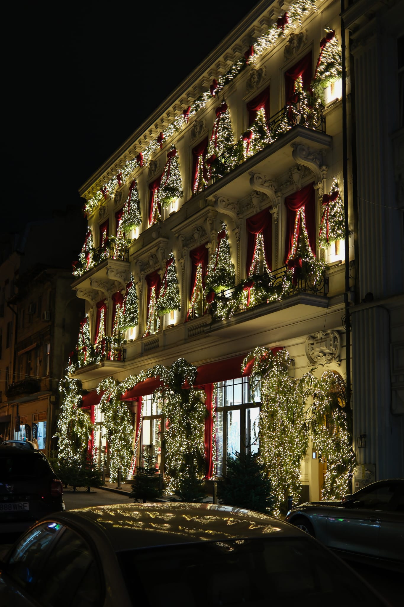 Cel mai frumos decorate clădiri din București înainte de Crăciun. Capitala a adoptat modelul european pentru acest sezon de iarnă