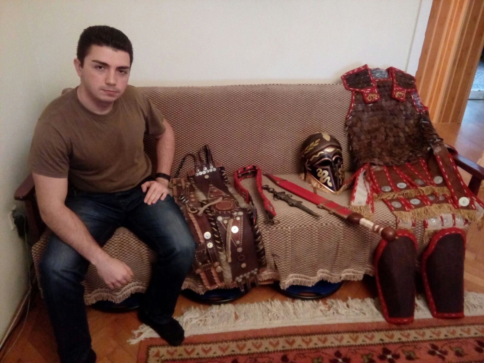 REPORTAJ: Un tânăr gălățean luptă să reconstituie istoria pe viu. Echipamente vechi prind viață în micul său apartament/ FOTO&VIDEO