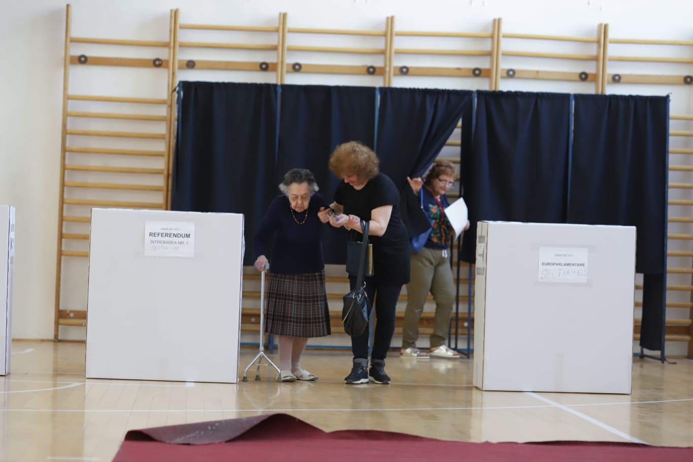FOTO/ O bătrână de 97 de ani a mers să voteze în același timp cu Traian Băsescu