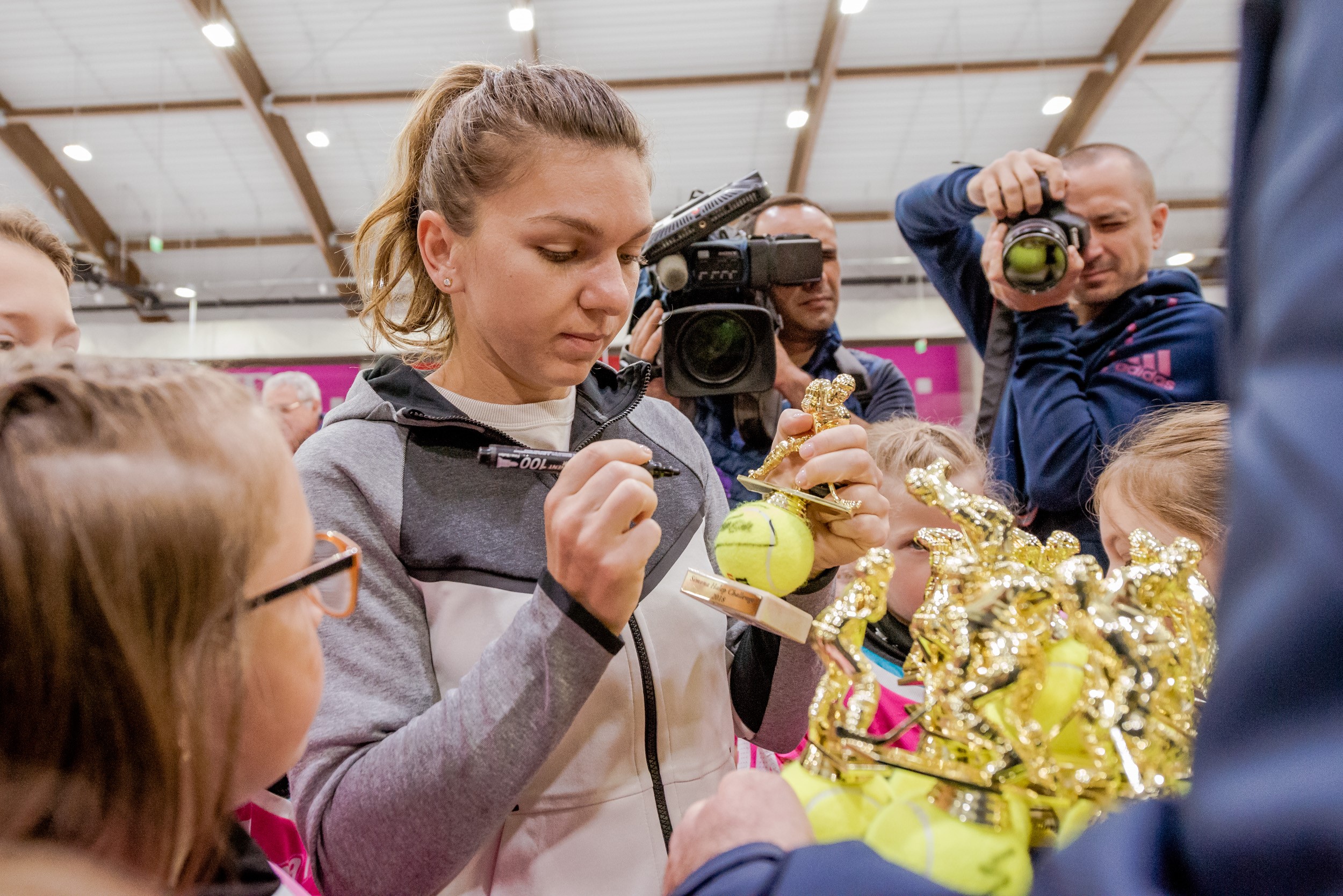 Prima ediție a turneului de hochei pe gheață Simona Halep Challenge. Simo, look now! Ce spune sportiva despre caricatura Charlie Hebdo