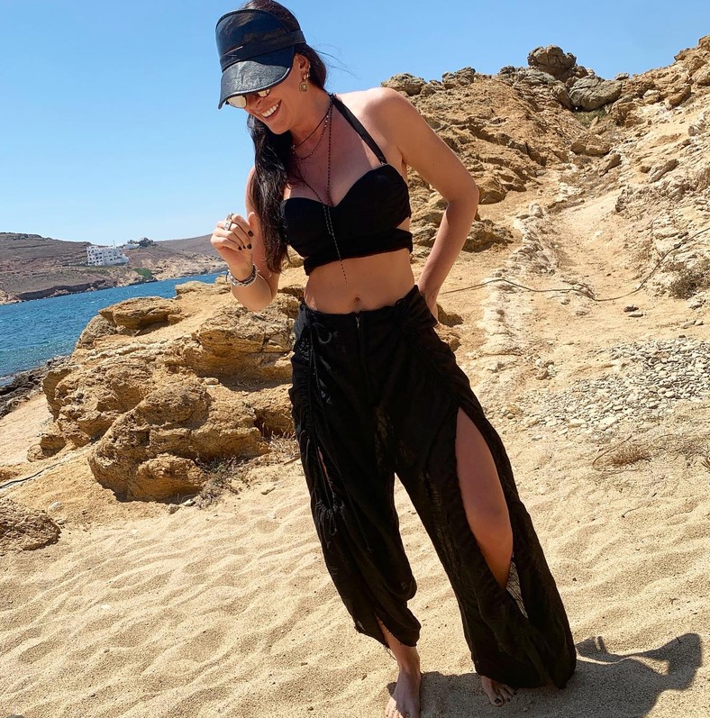 Imagini rare cu Adelina Chivu în costum de baie, la 44 de ani. A încercat să fie discretă și să se ascundă cât a putut sub umbrelă