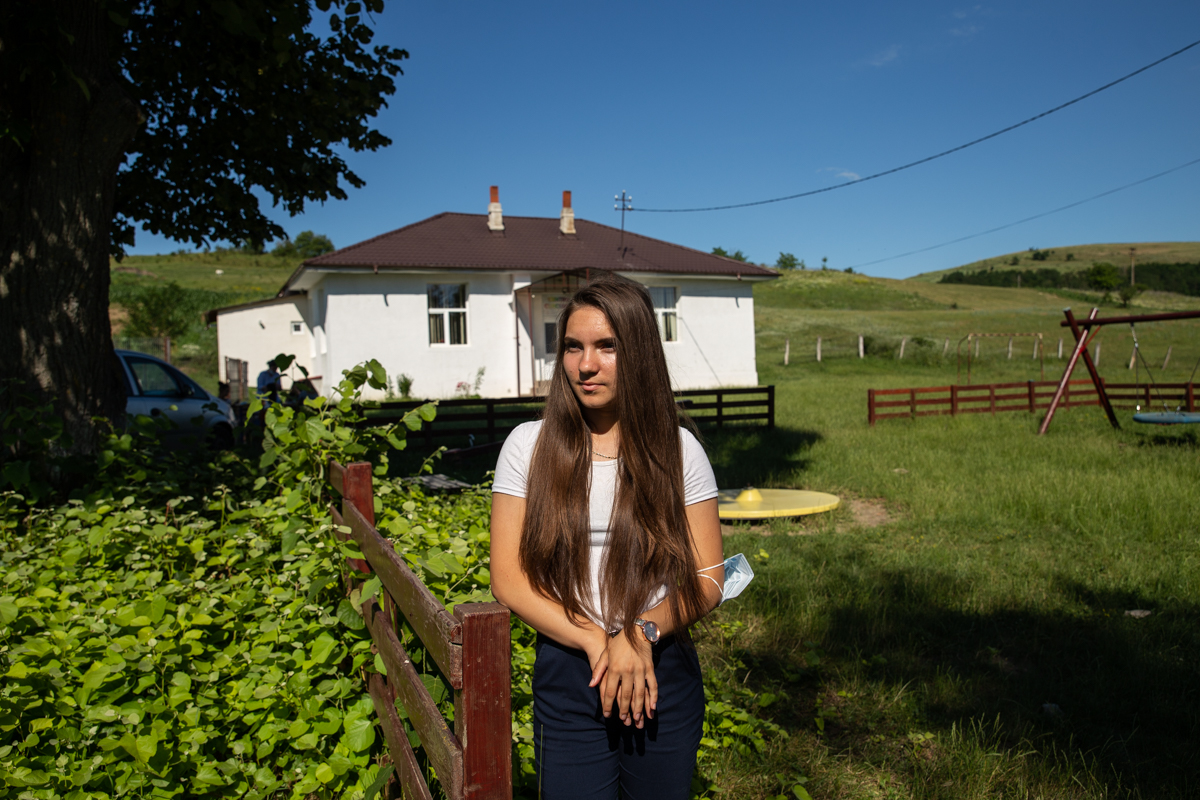 Într-un sat bântuit de sărăcie, un centru de zi le dă o șansă copiilor sărmani. „Nu poţi educa un copil flămând. Îi ungi o felie de pâine cu ceva şi apoi poți să-i umpli şi mintea cu matematică”