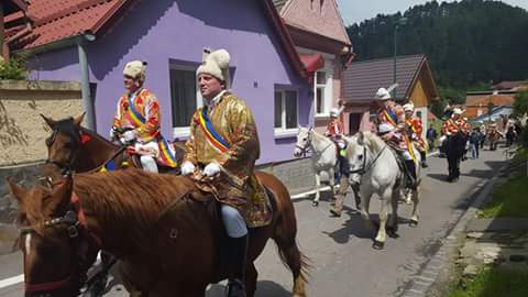 Mii de oameni au asistat la Parada Junilor la Brașov | GALERIE FOTO