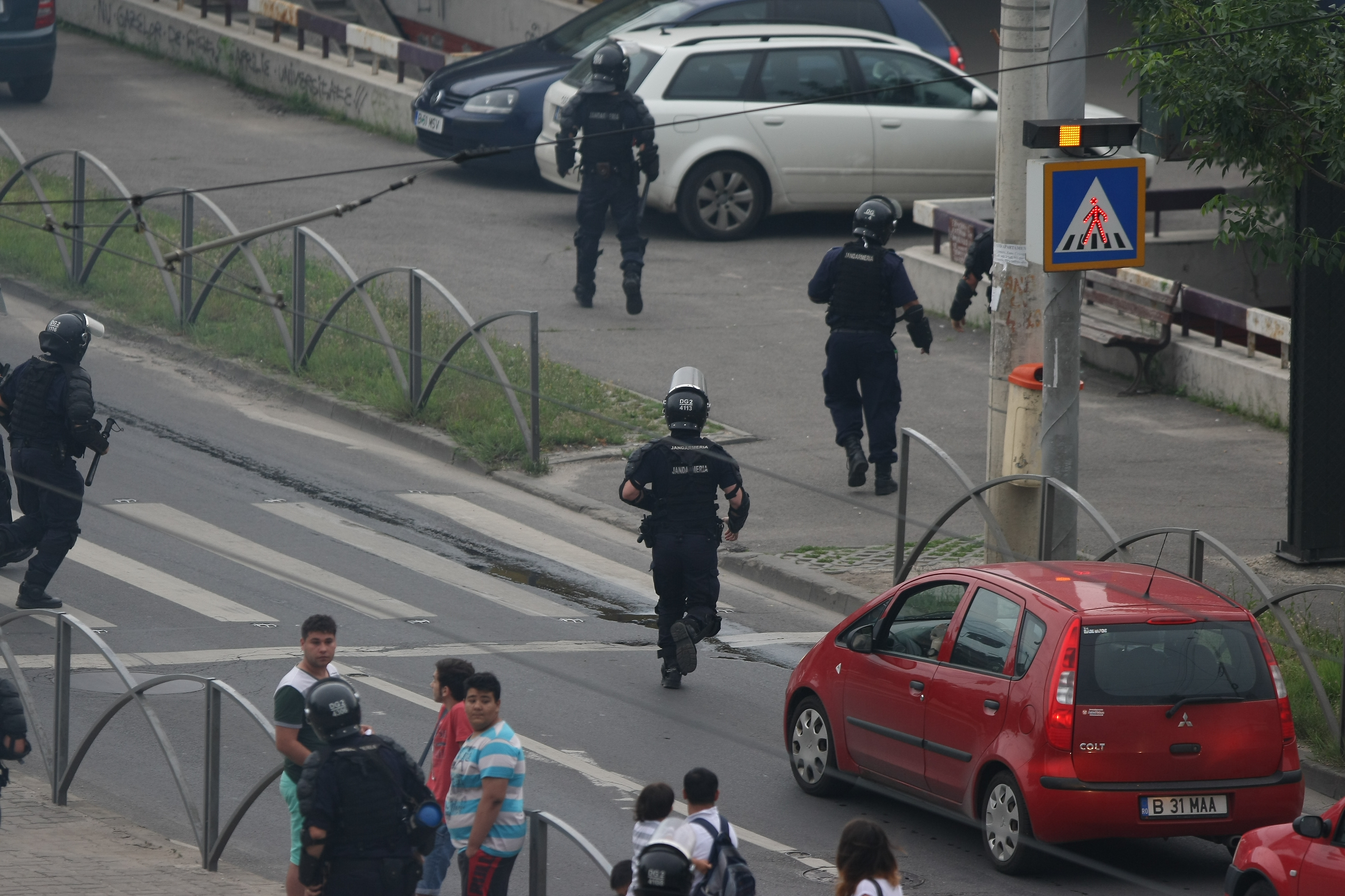 GALERIE FOTO INCREDIBILĂ / Rapidiștii s-au bătut între ei și cu jandarmii!