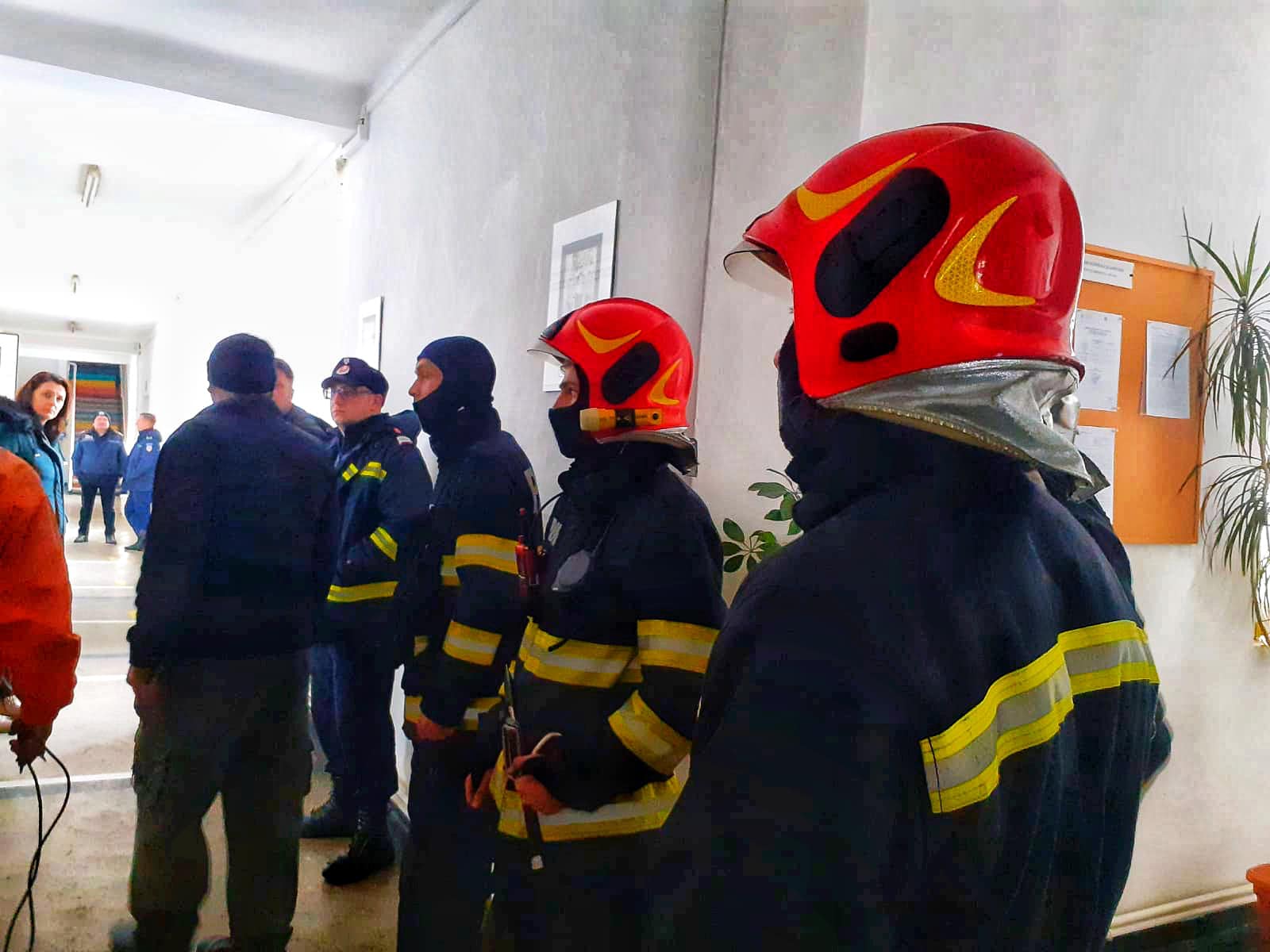 Incendiu la o școală din Bacău. Toți elevii și profesorii au fost evacuați