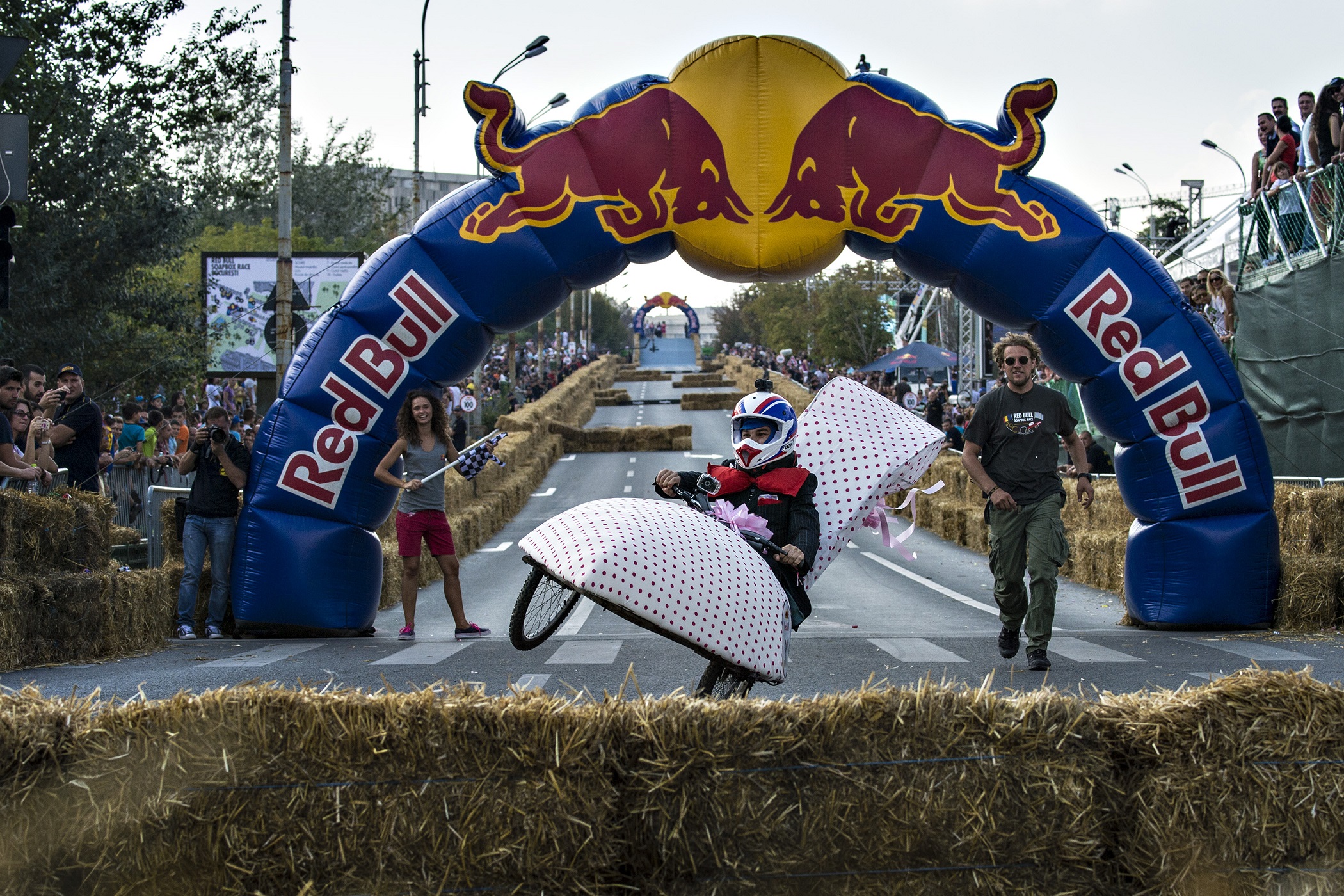 51 de mașini artizanale au defilat la primul Soapbox Race din România. Au învins ”Canibalii vegetarieni”