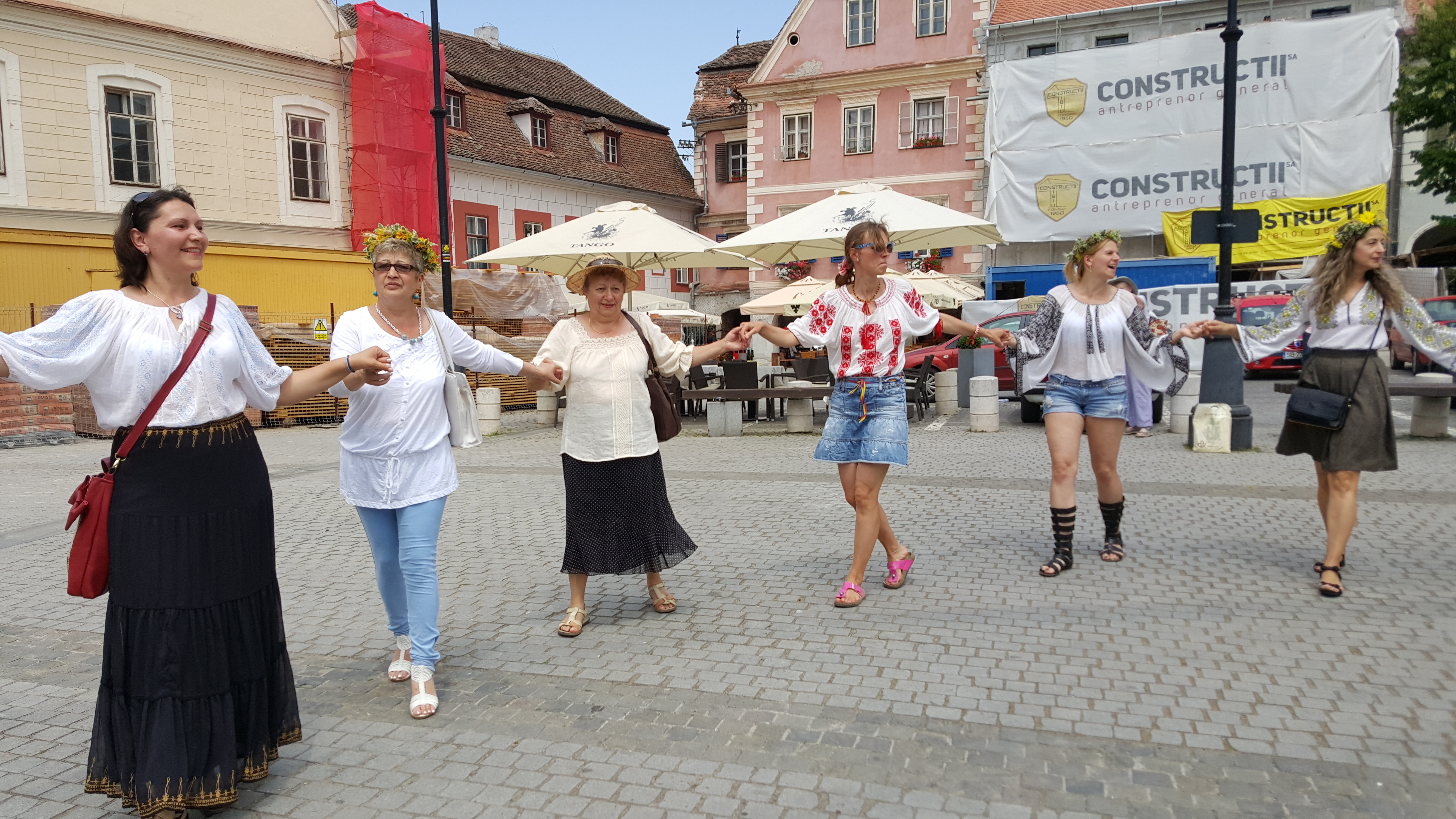 Ziua Universală a Iei | Actorul Toma Cuzin din Las Fierbinți a defilat în cămașă românească în satul lui Brâncuși