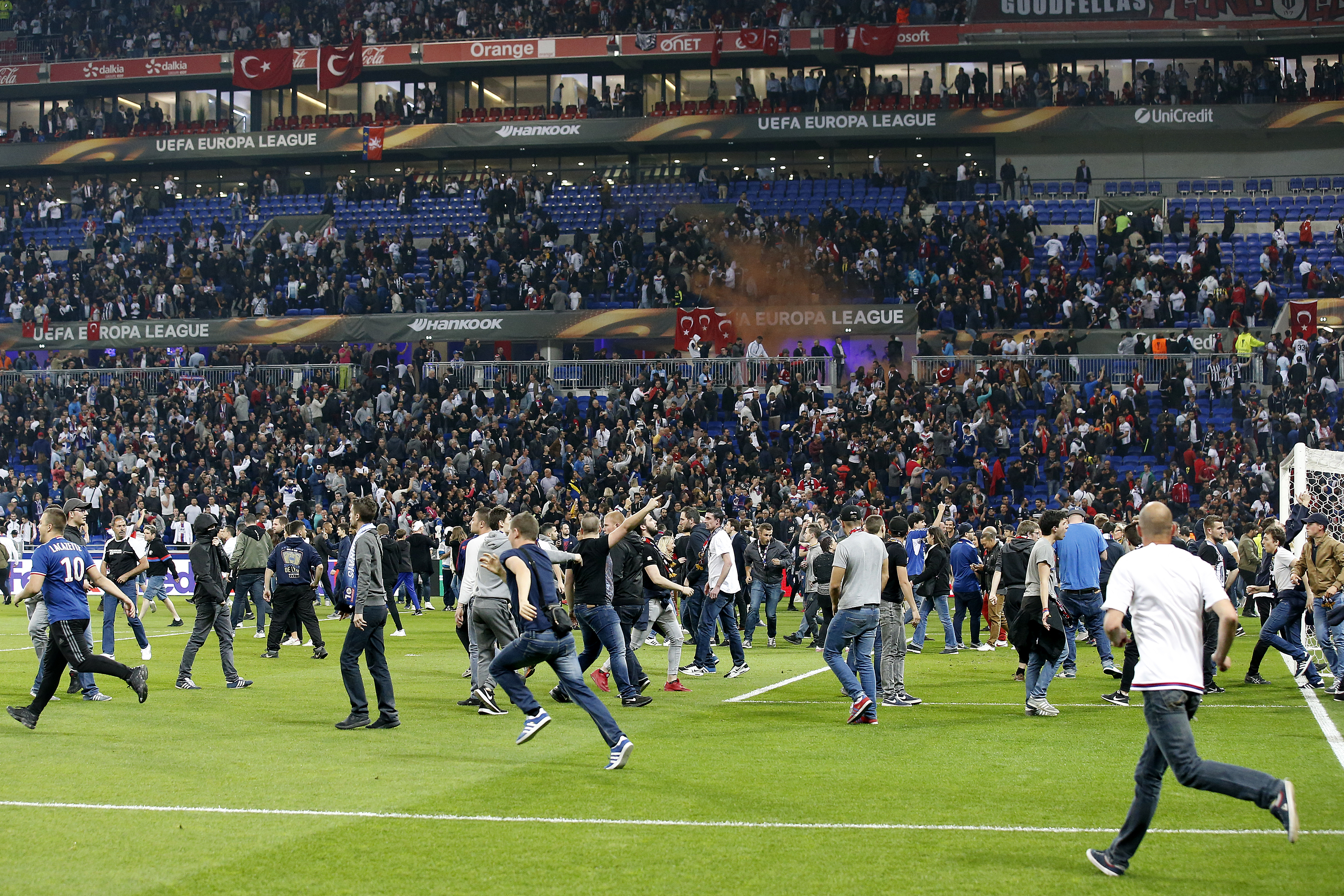 Scene apocaliptice la Lyon, înaintea meciului cu Beșiktaș din Liga Europa. Fanii turci au atacat suporterii gazdelor. Francezii s-au refugiat pe teren. Partida, întârziată 55 de minute / FOTO&VIDEO