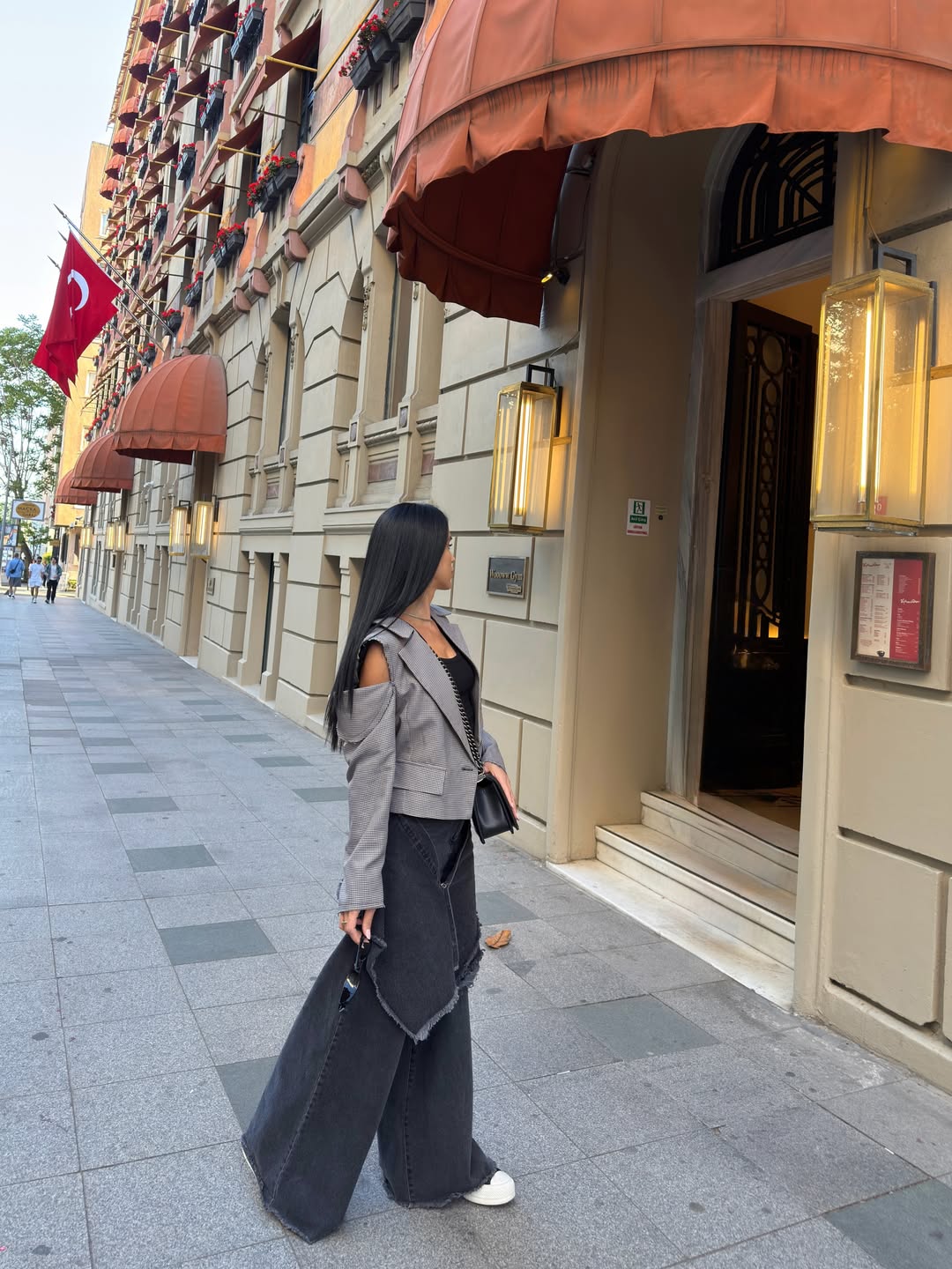 Cum au apărut Adelina Pestrițu și Ioana, soția lui Gabi Tamaș, la concertul lui Kanye West din Istanbul. Au stat doar 48 de ore în Turcia