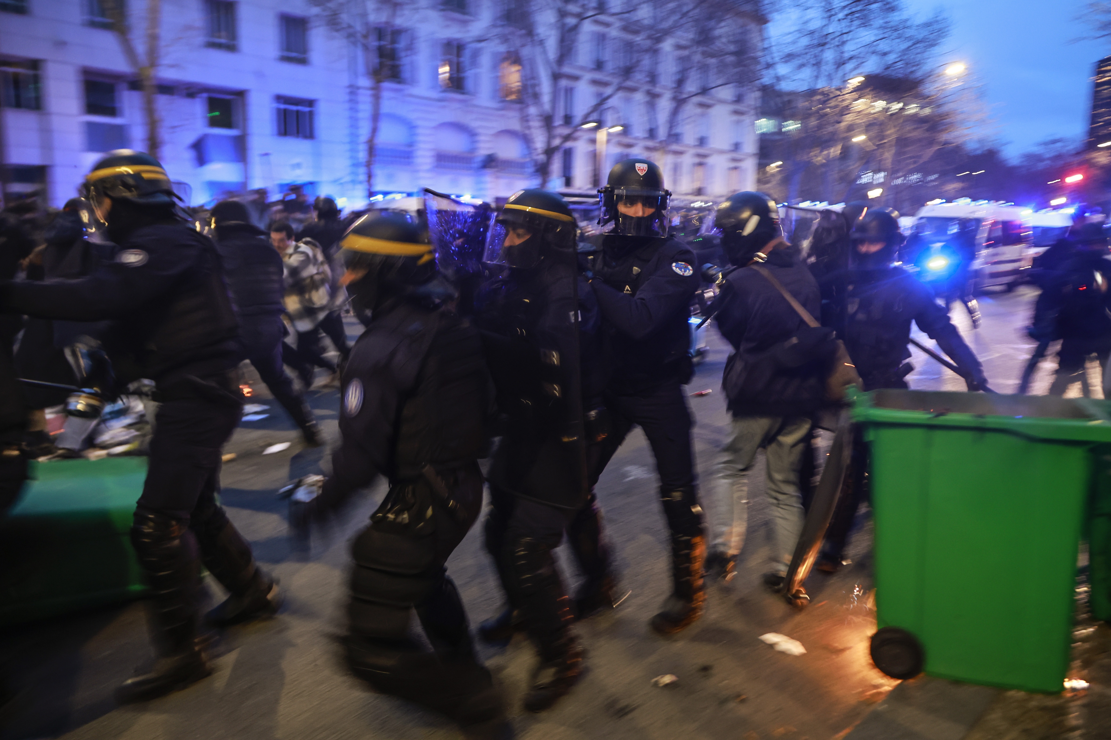Noi violențe în Franța. Oamenii au ieșit pe străzi să protesteze față de noua lege a pensiilor